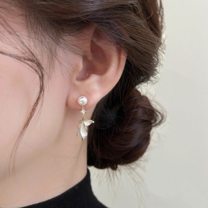 Orecchini pendenti con nappe di perle di acqua di mare naturali in stile hot 2025, piccoli orecchini