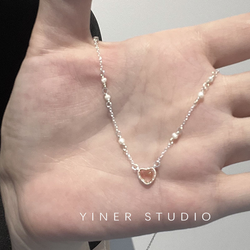 Collana con ciondolo a forma di cuore con occhio di gatto, da donna, leggera e di lusso, con design di nicchia e piccole perle di cristallo in polvere.