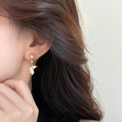 Orecchini pendenti con nappe di perle di acqua di mare naturali in stile hot 2025, piccoli orecchini