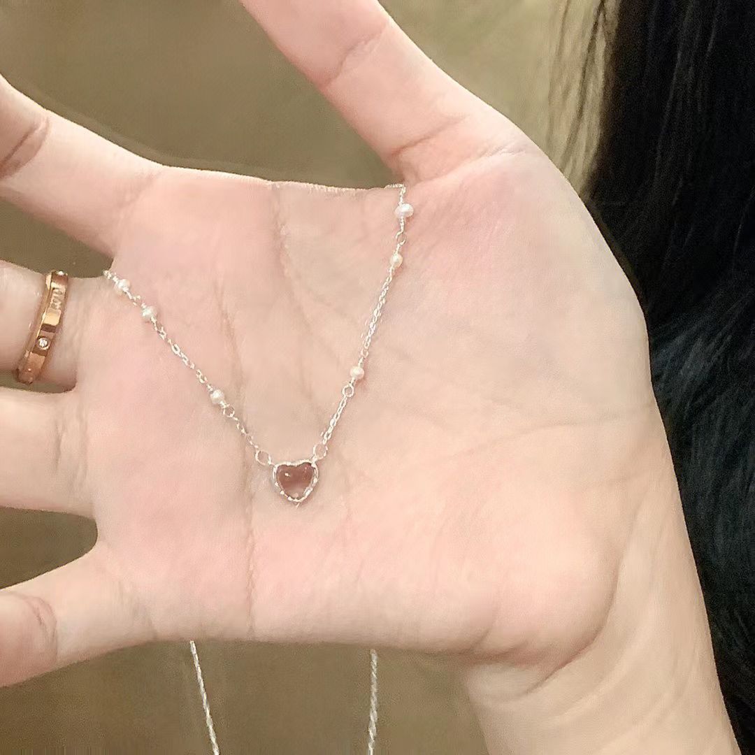 Collana con ciondolo a forma di cuore con occhio di gatto, da donna, leggera e di lusso, con design di nicchia e piccole perle di cristallo in polvere.