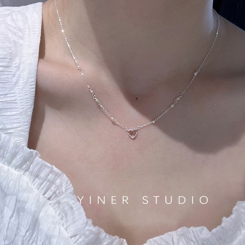 Collana con ciondolo a forma di cuore con occhio di gatto, da donna, leggera e di lusso, con design di nicchia e piccole perle di cristallo in polvere.