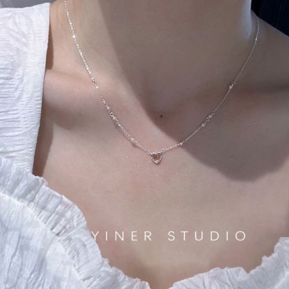 Collana con ciondolo a forma di cuore con occhio di gatto, da donna, leggera e di lusso, con design di nicchia e piccole perle di cristallo in polvere.