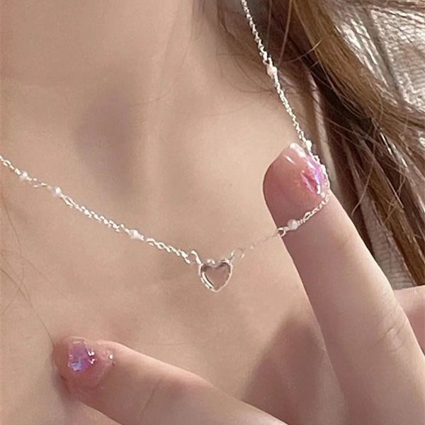 Collana con ciondolo a forma di cuore con occhio di gatto, da donna, leggera e di lusso, con design di nicchia e piccole perle di cristallo in polvere.