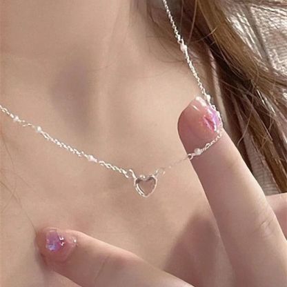 Collana con ciondolo a forma di cuore con occhio di gatto, da donna, leggera e di lusso, con design di nicchia e piccole perle di cristallo in polvere.