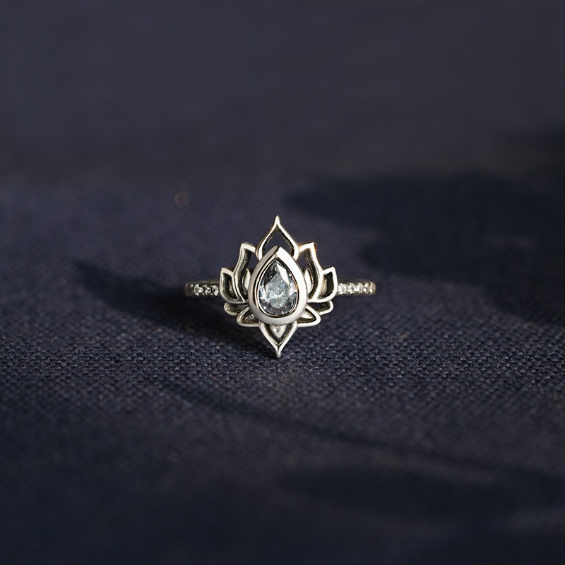 Anello con fiore a forma di goccia d'acqua e anello di loto (pietra preziosa naturale lucidata a mano dal Myanmar)