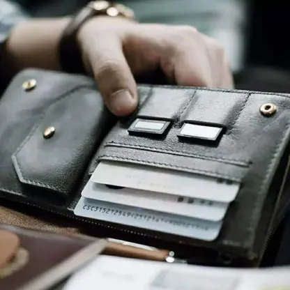Portafoglio in pelle con blocco RFID