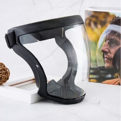 La visiera protegge il viso dalle polveri sottili e dalla nebbia ✓