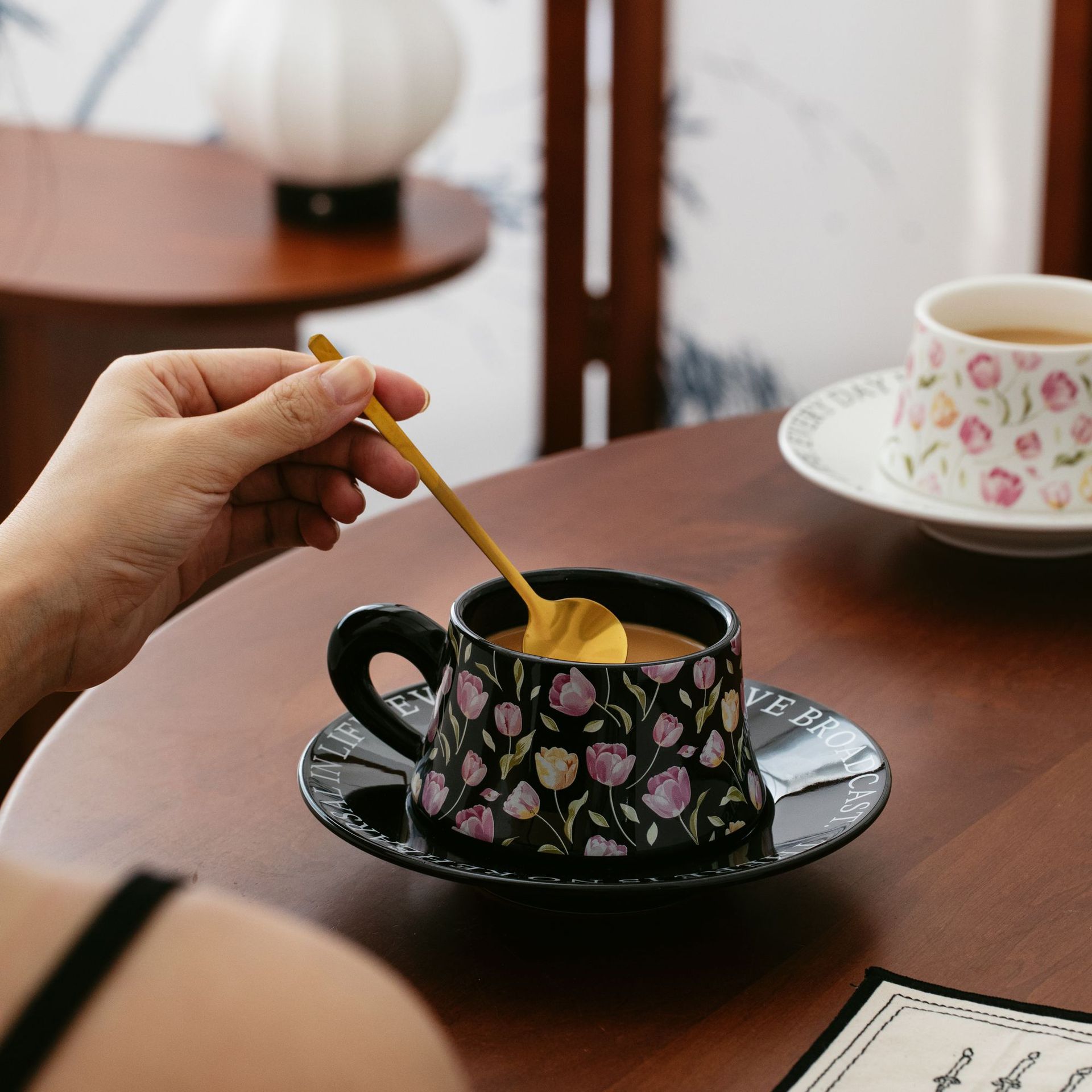 Luxury Tulip Ceramic Mug Gift Set – 8.8oz Vintage Coffee Cups with Ele