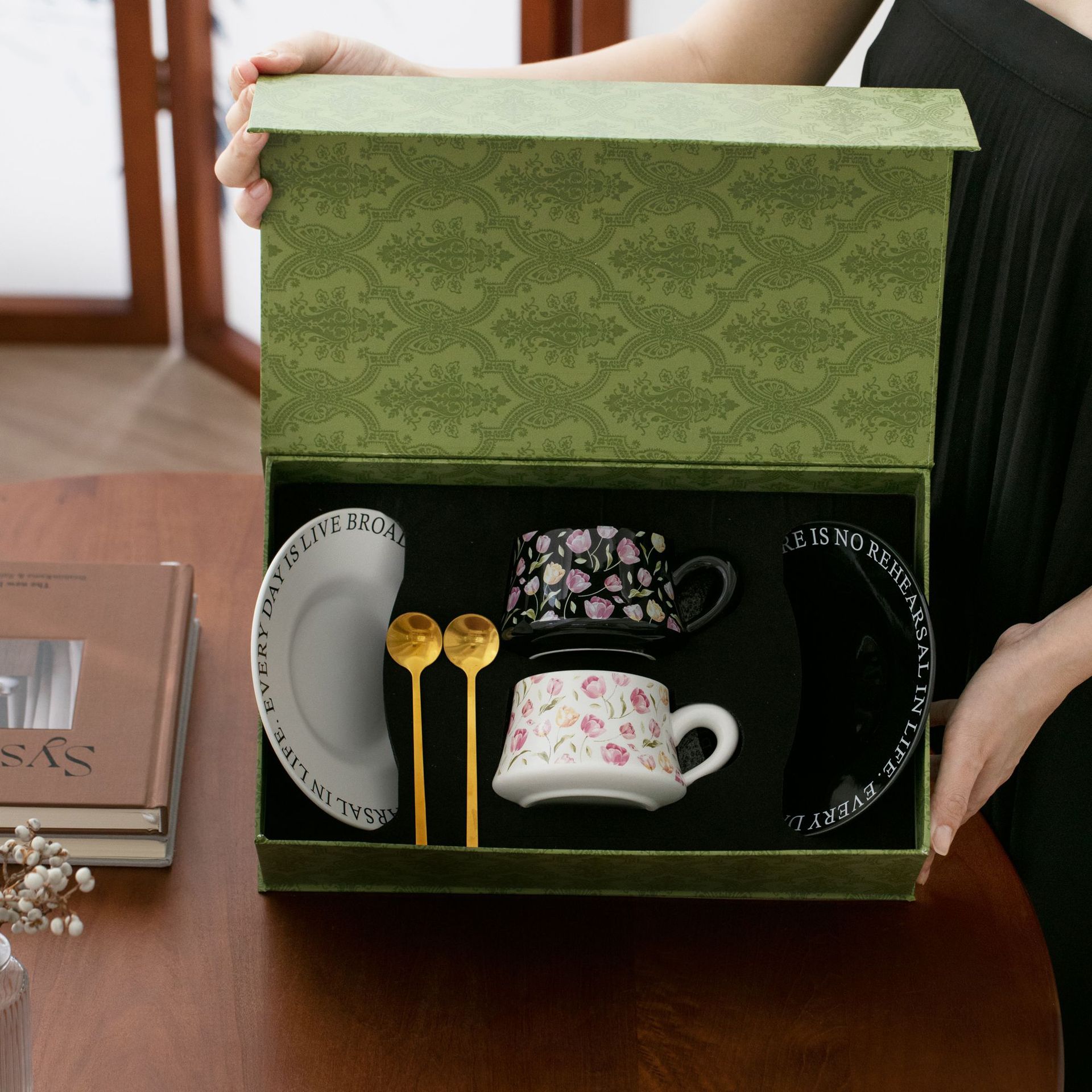 Luxury Tulip Ceramic Mug Gift Set – 8.8oz Vintage Coffee Cups with Elegant Box for Gifting & Custom Branding (6.7”H Retro Design, Black/White/Yellow)