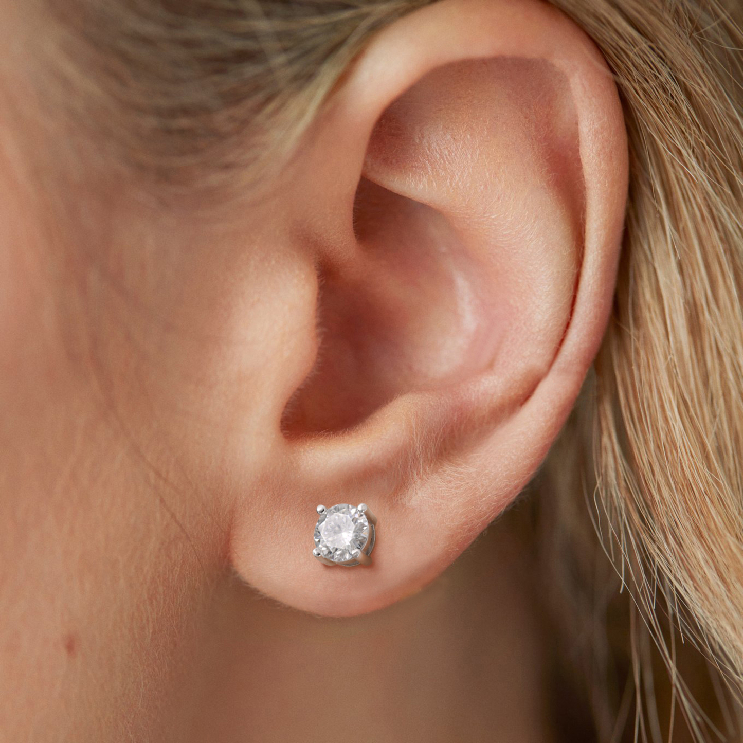 4 Prong Round Stud Moissanite Earrings in White Gold (D Color VVS1)