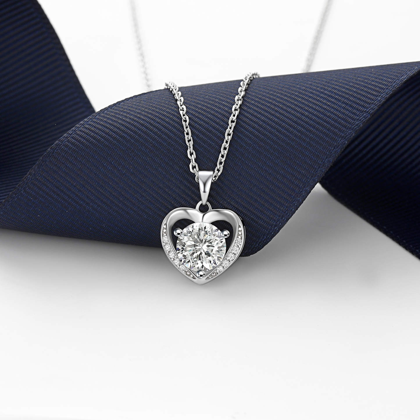 3 Prong Solitaire Round Pendant Moissanite Heart Necklace (D Color VVS1)
