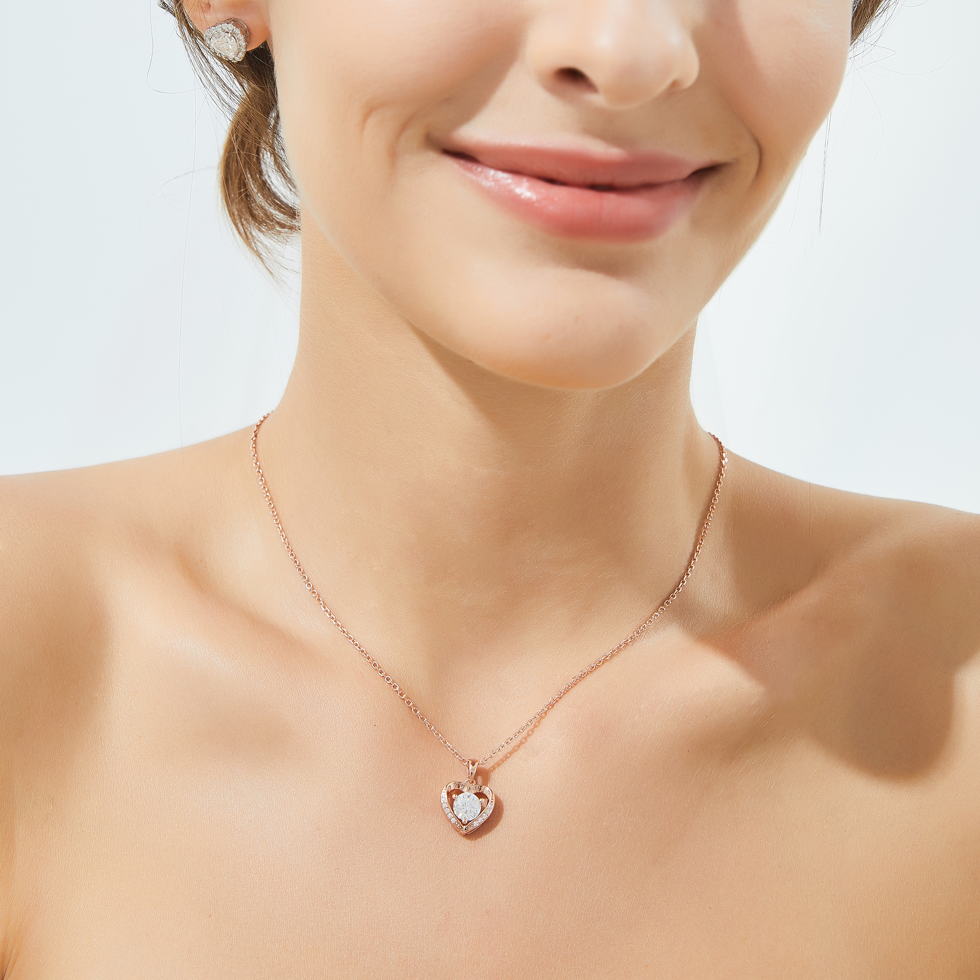 3 Prong Solitaire Round Pendant Moissanite Heart Necklace (D Color VVS1)