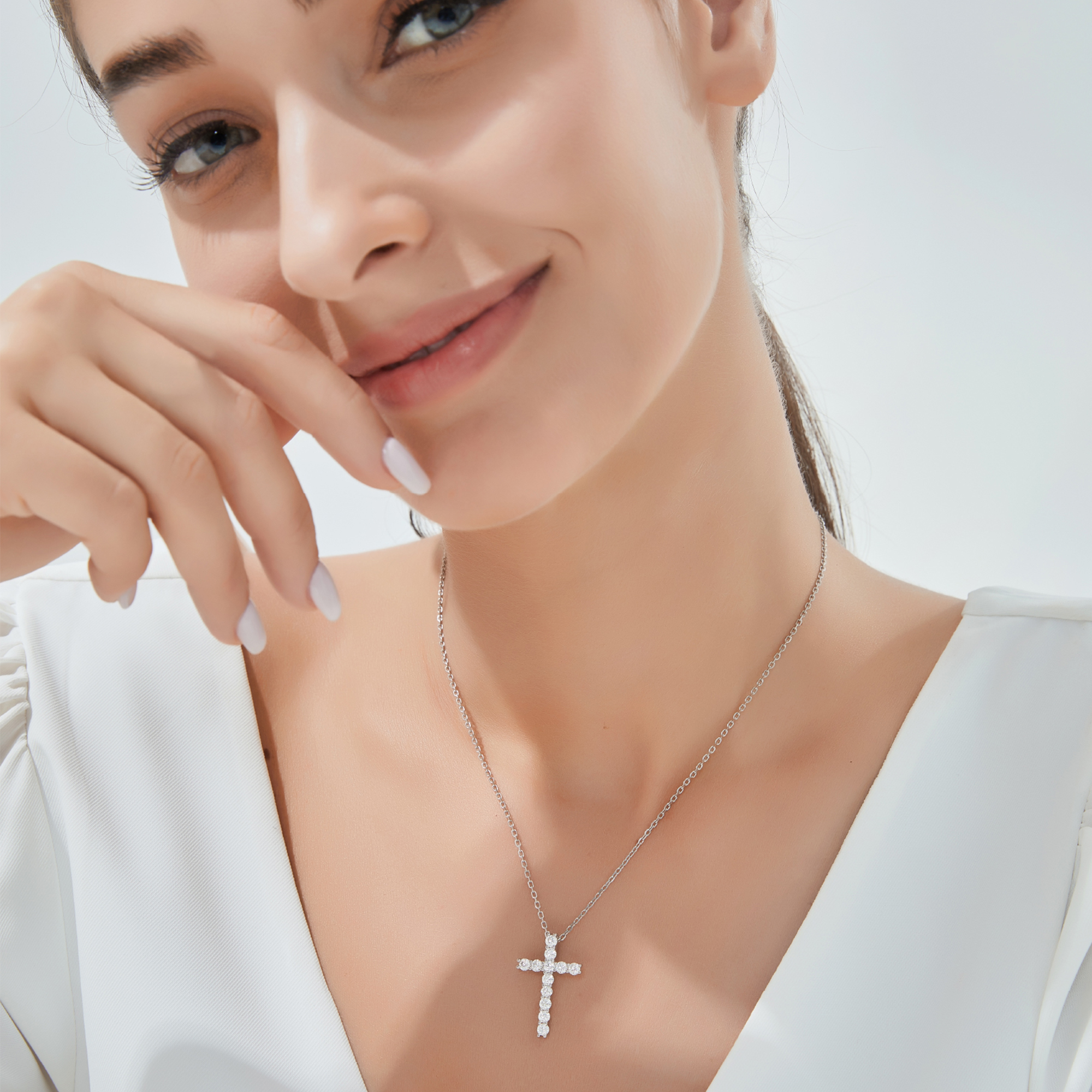 Cross Pendant Moissanite Necklace in White Gold (D Color VVS1)