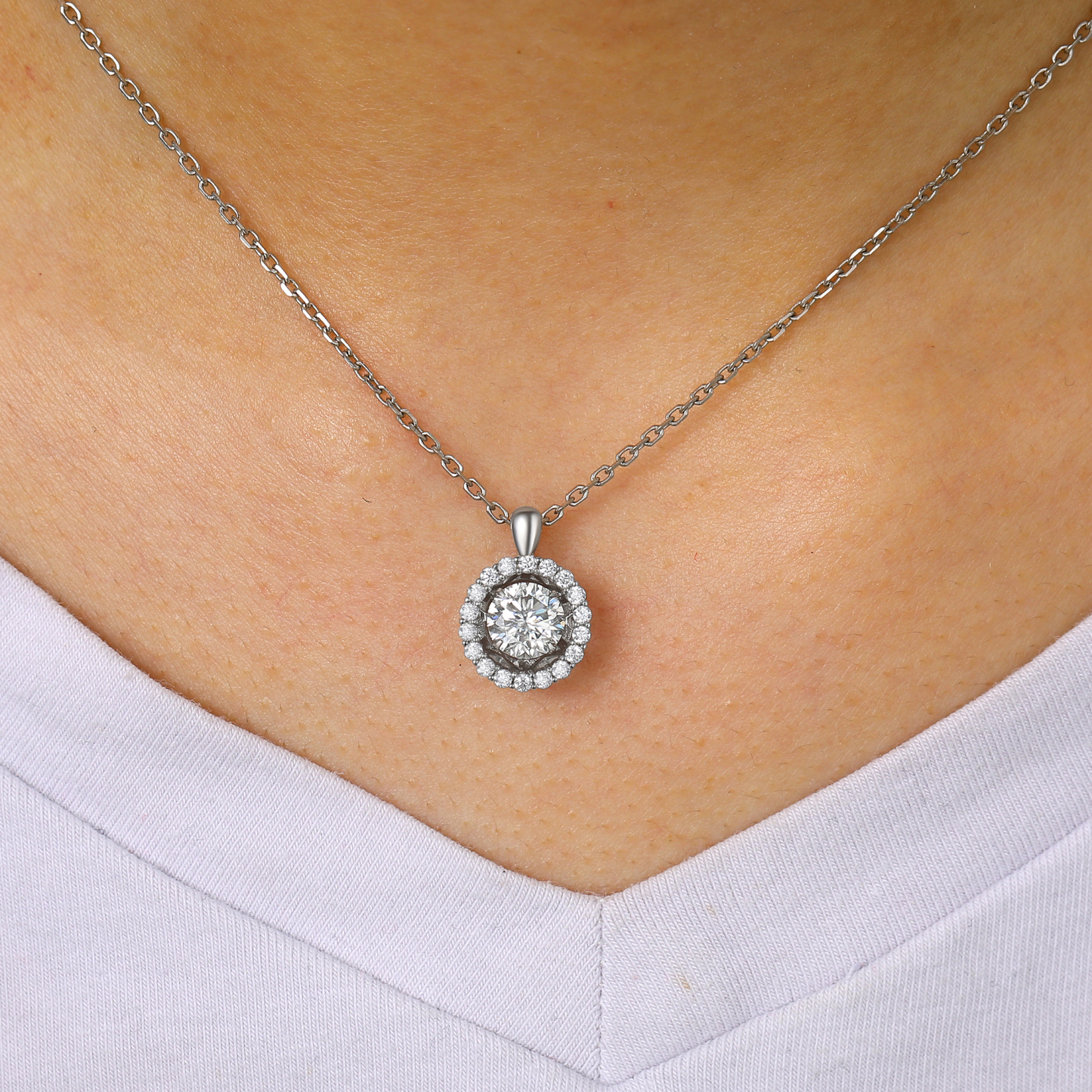 (测试) 925 Sterling Silver Halo Round Pendant Moissanite Dancing Stone Necklace (1 Ct. VVS1)