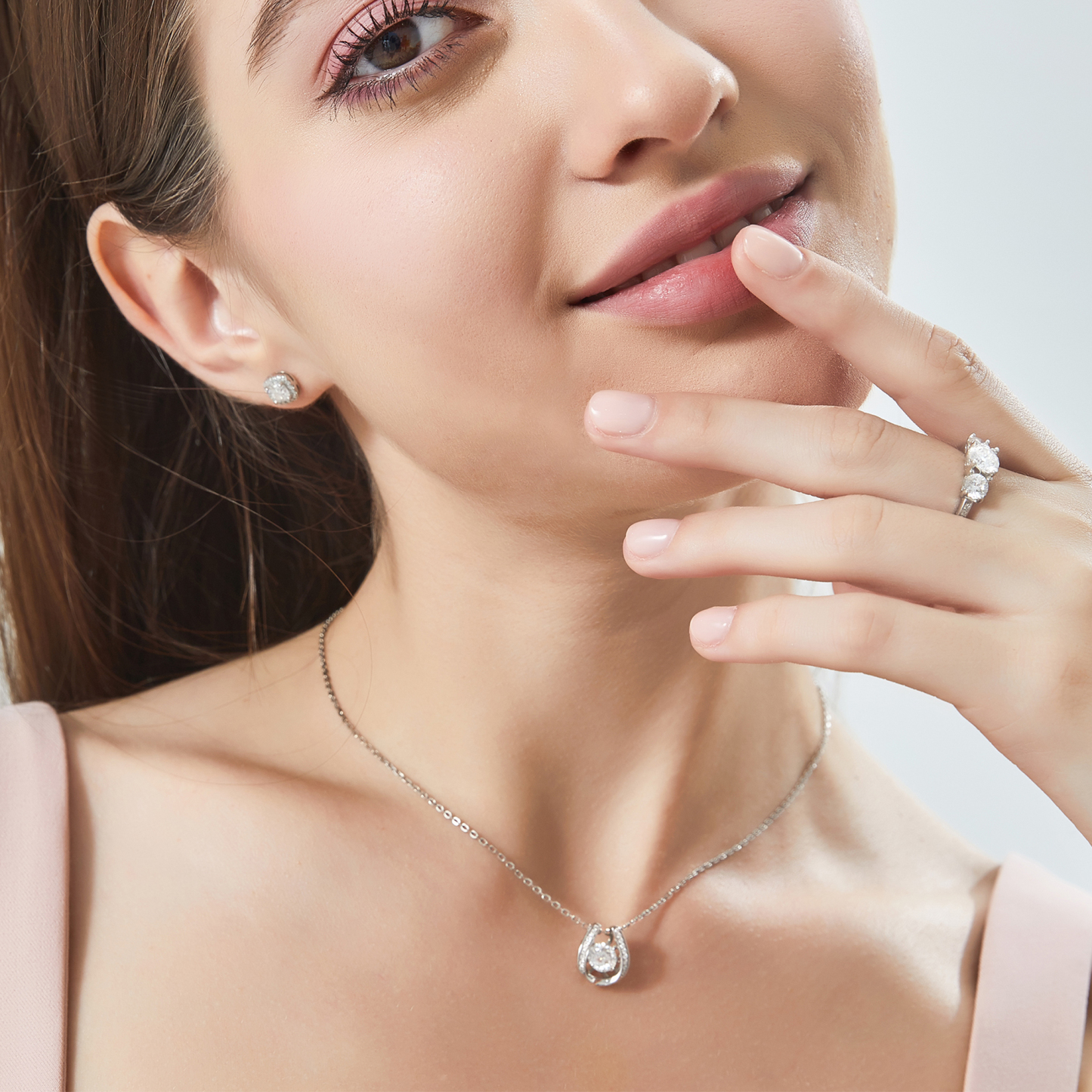 Horseshoe Pendant Round Moissanite Dancing Stone Necklace (1 Ct. VVS1)