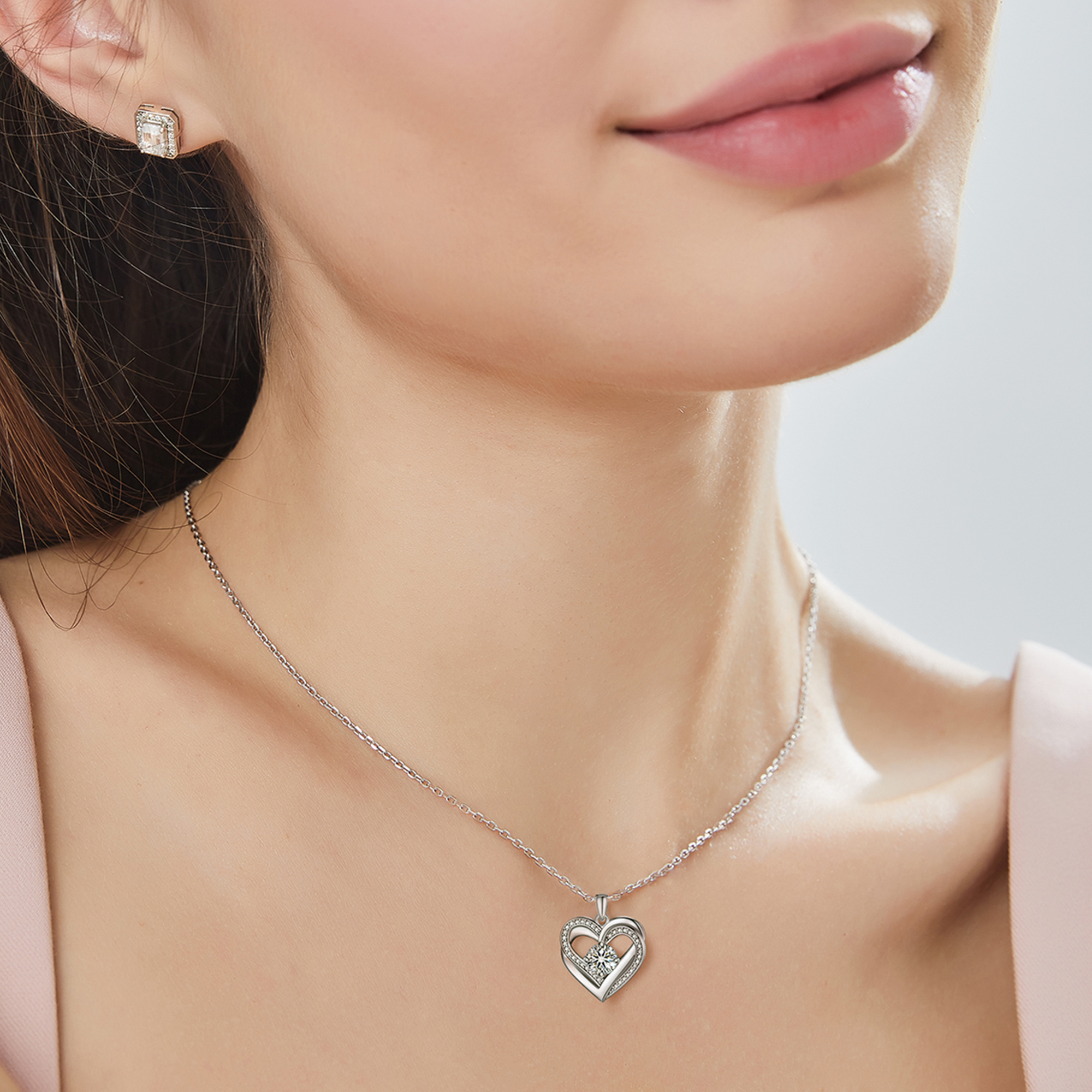 4 Prong Round Pendant Moissanite Double Heart Necklace in White Gold (1 Ct. VVS1)