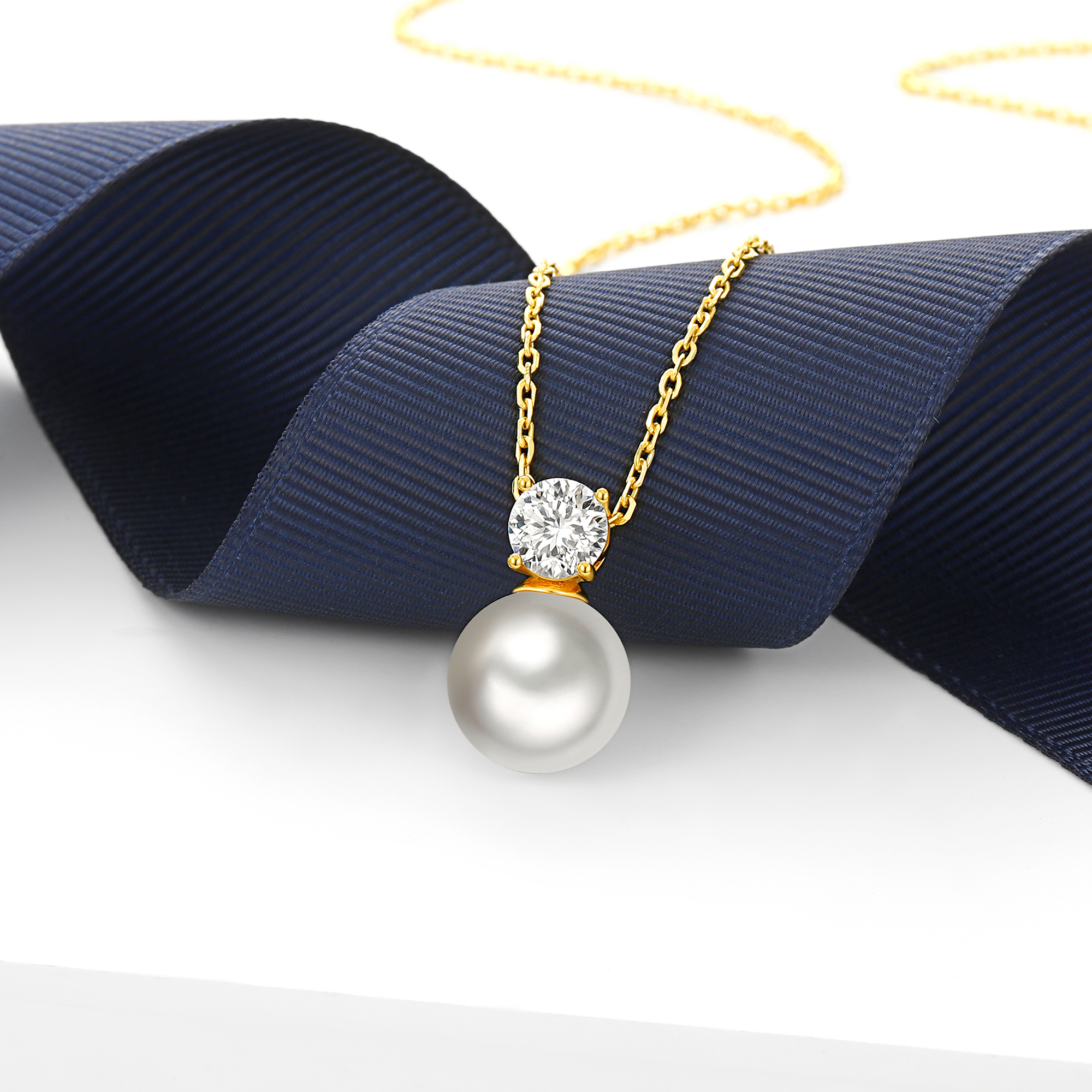 Freshwater Cultured Pearl Pendant Moissanite Necklace in Yellow Gold (1 Ct. VVS1)