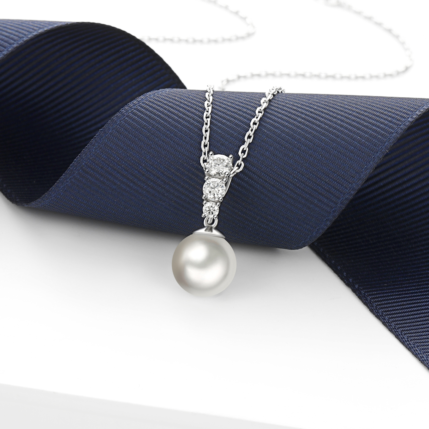 Freshwater Cultured Pearl Necklace with 3-Stone in White Gold (1/2 Ct. VVS1)