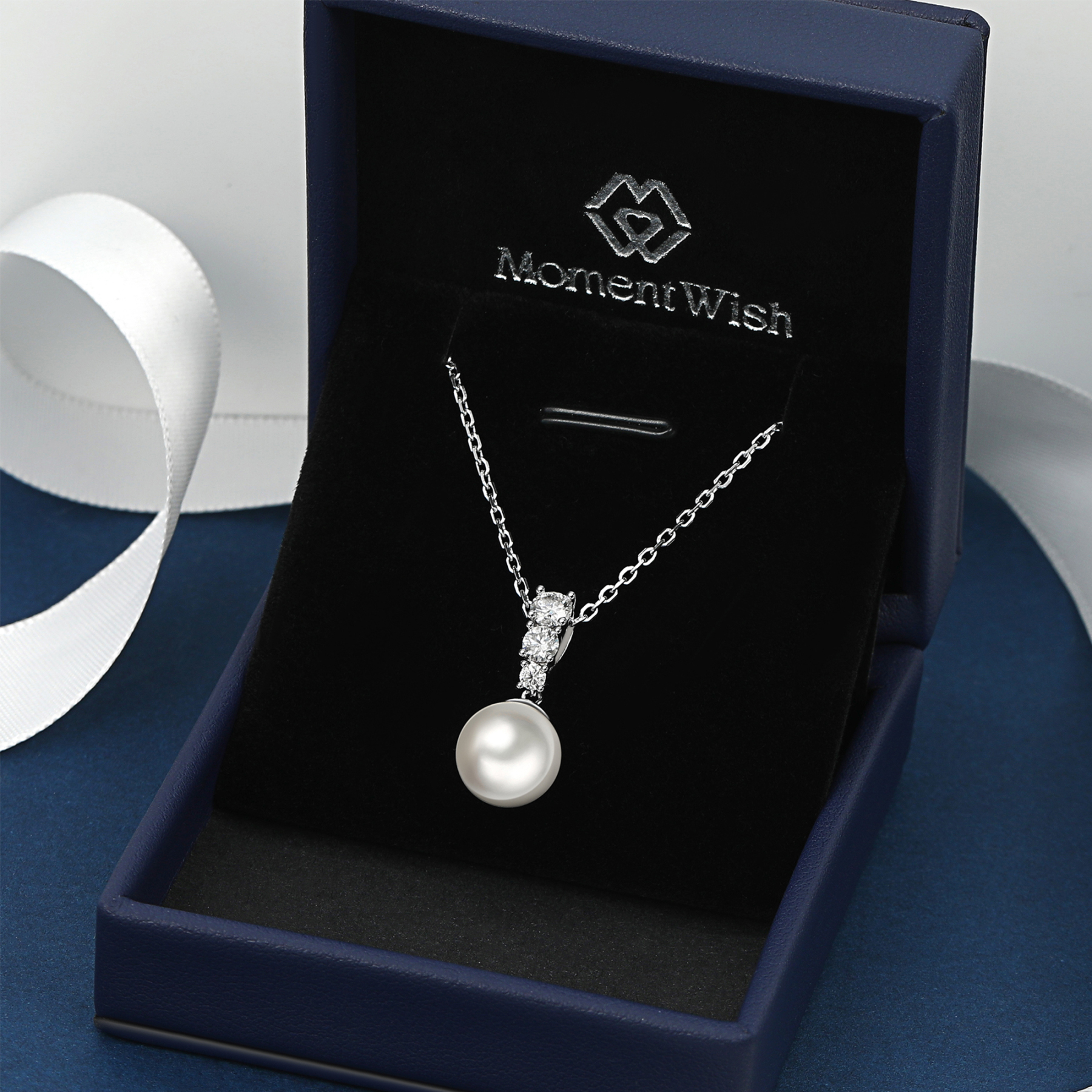 Freshwater Cultured Pearl Necklace with 3-Stone in White Gold (1/2 Ct. VVS1)
