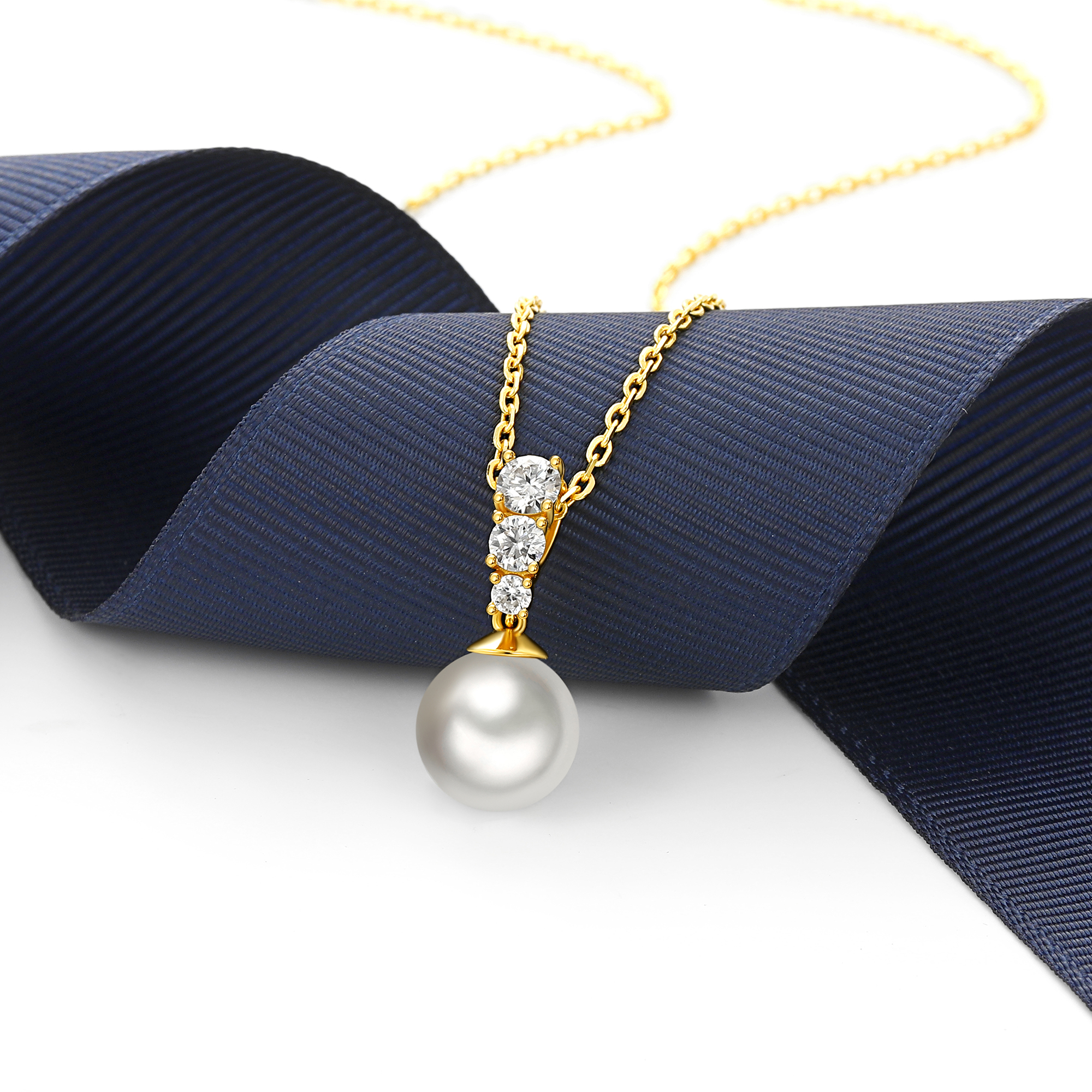 Freshwater Cultured Pearl Necklace with 3-Stone in Yellow Gold (1/2 Ct. VVS1)