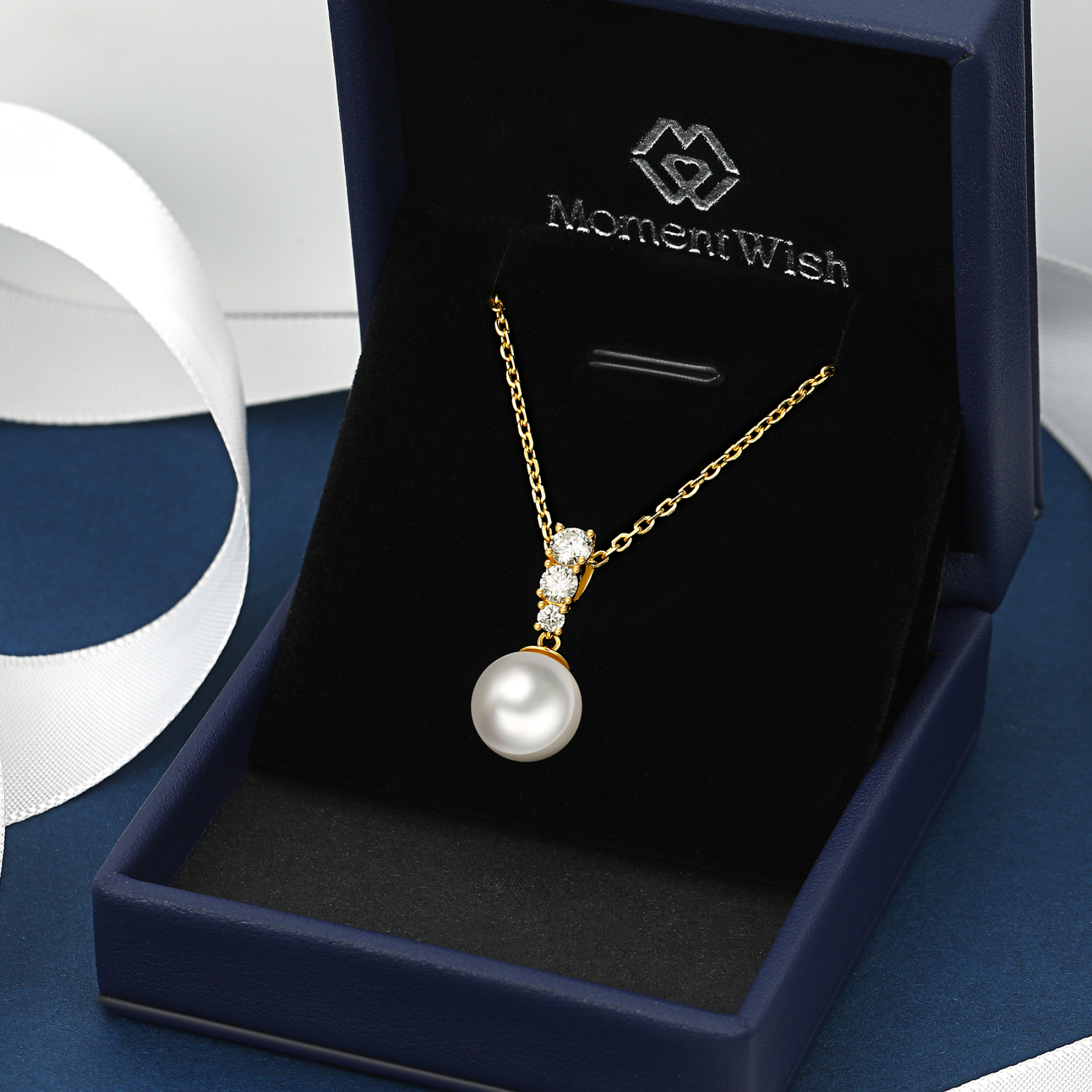Freshwater Cultured Pearl Necklace with 3-Stone in Yellow Gold (1/2 Ct. VVS1)