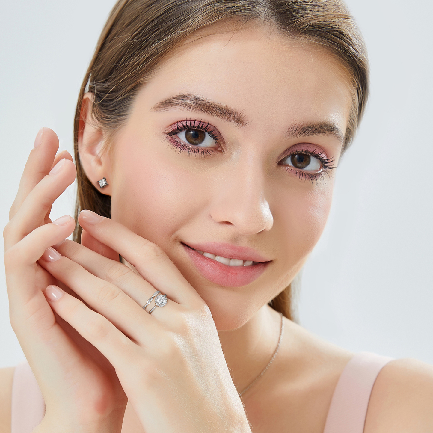 Twisted Vine Pavé Moissanite Eternity Wedding Ring in White Gold for Women-04