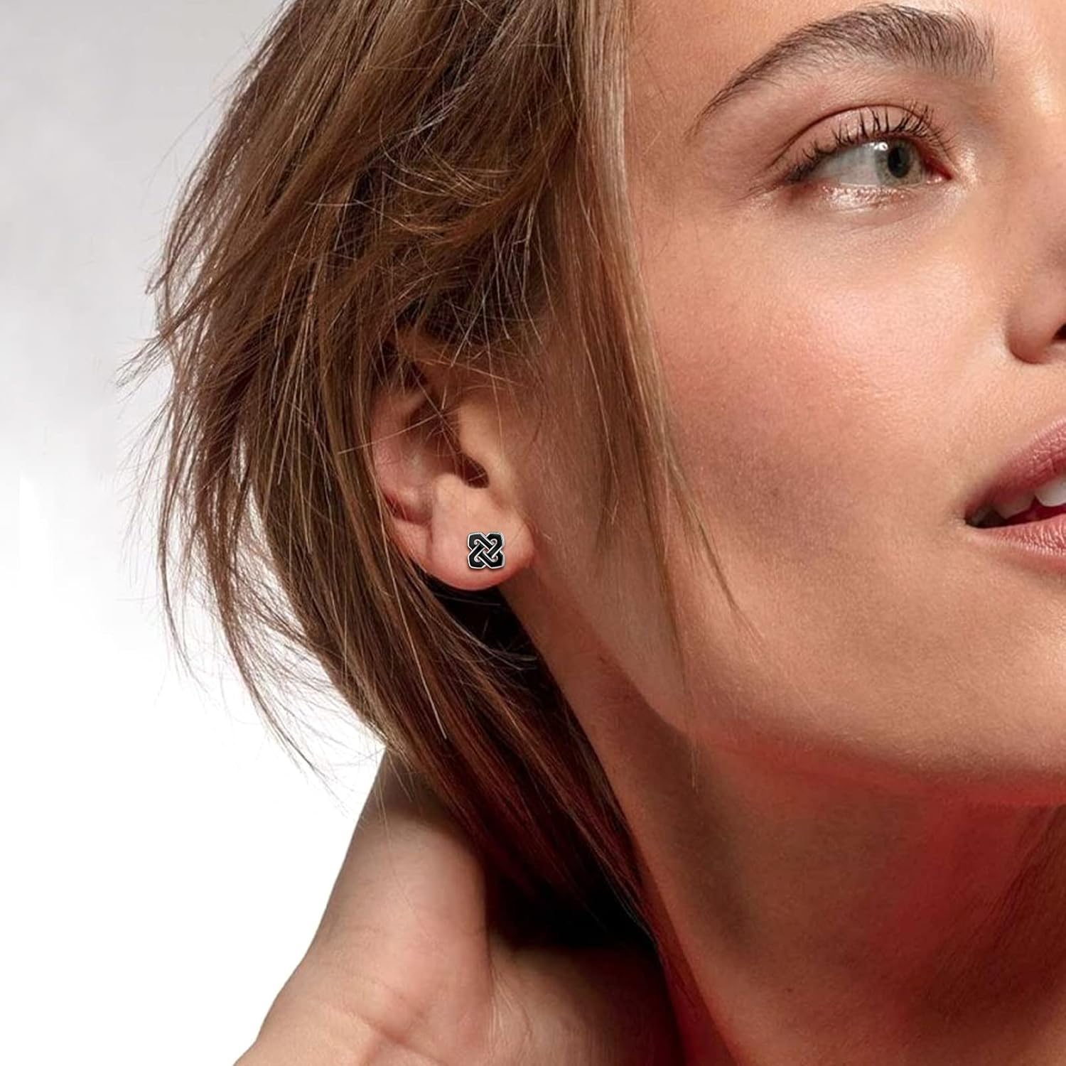 Quaternary Knot Simple Small Black Stud Earrings for Ladies