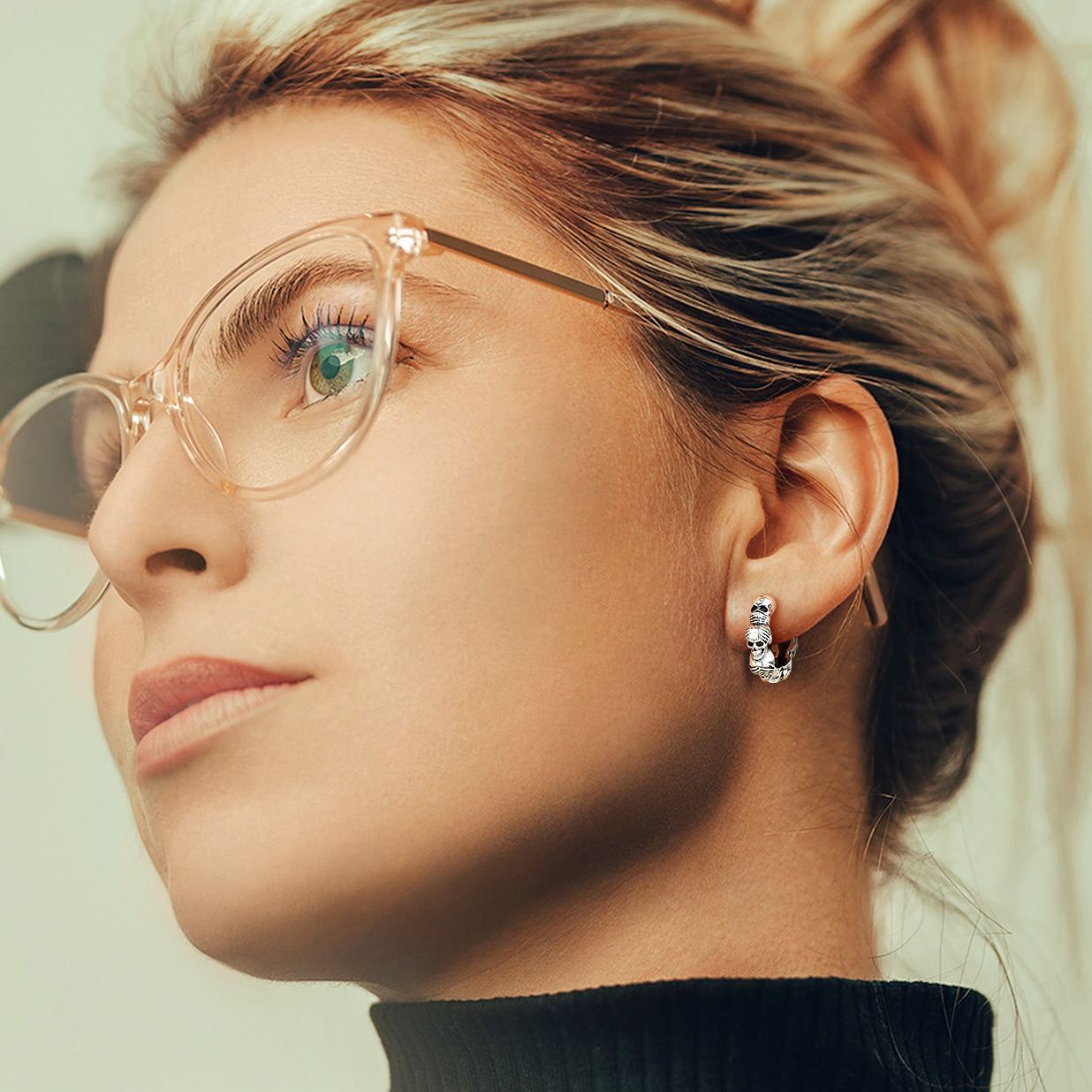 Three Wise Skull Hoop Earrings In 925 Sterling Silver - model effect(1)