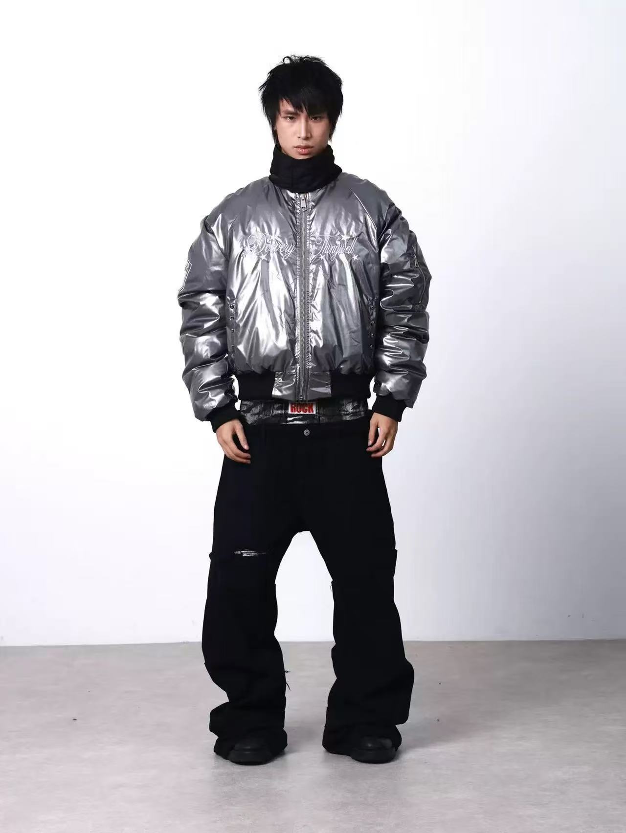 DETWONLINE™Silver-embossed bomb