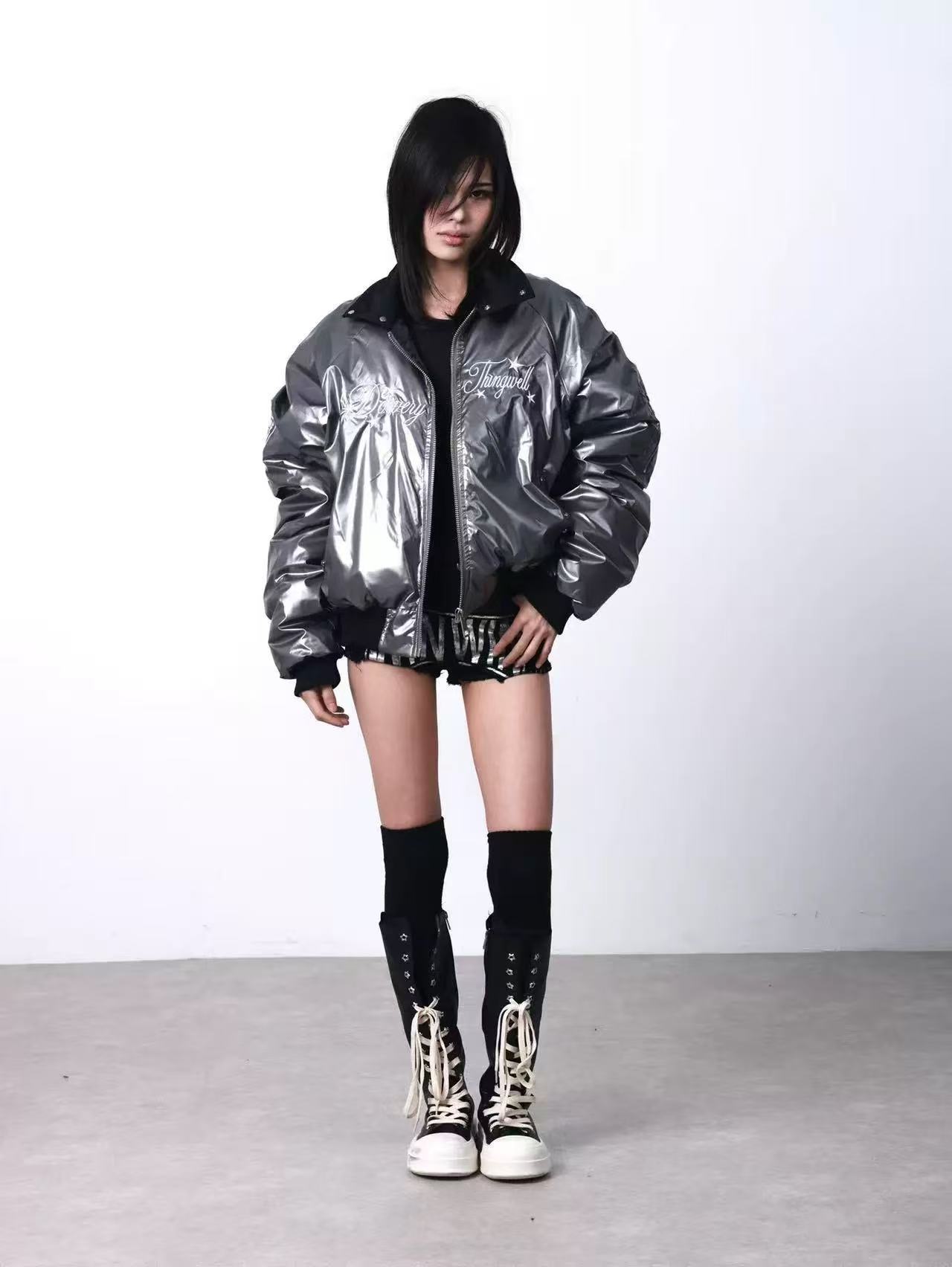 DETWONLINE™Silver-embossed bomb