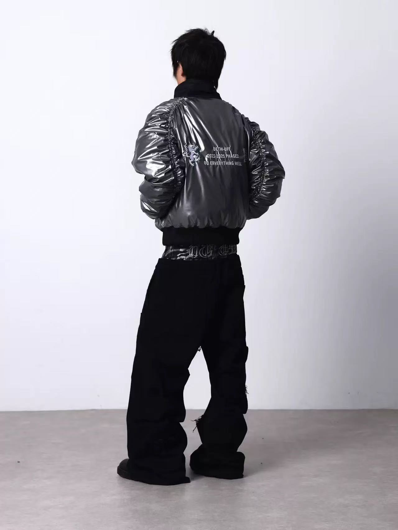 DETWONLINE™Silver-embossed bomb