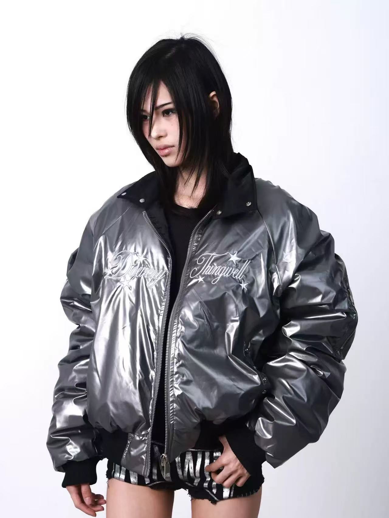 DETWONLINE™Silver-embossed bomb