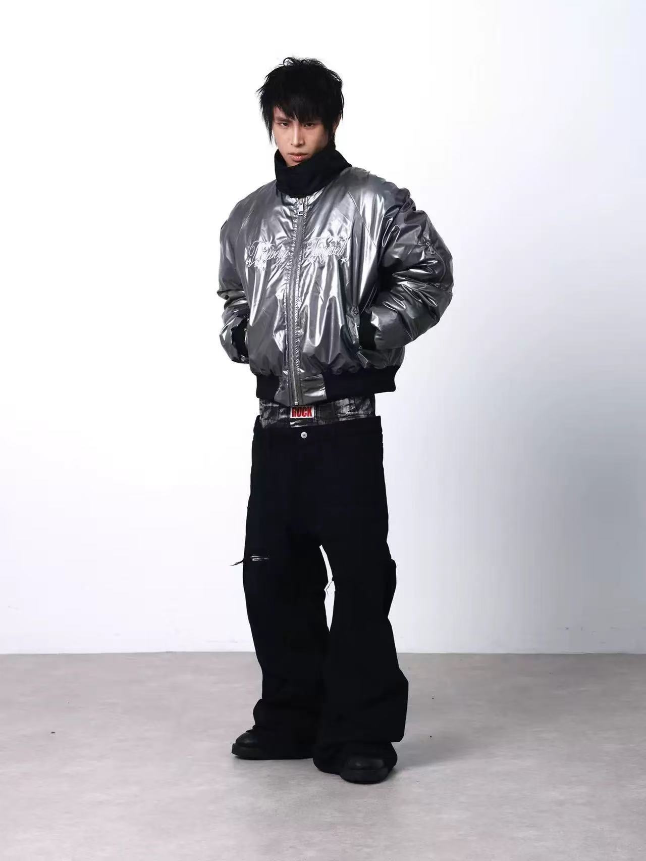 DETWONLINE™Silver-embossed bomb