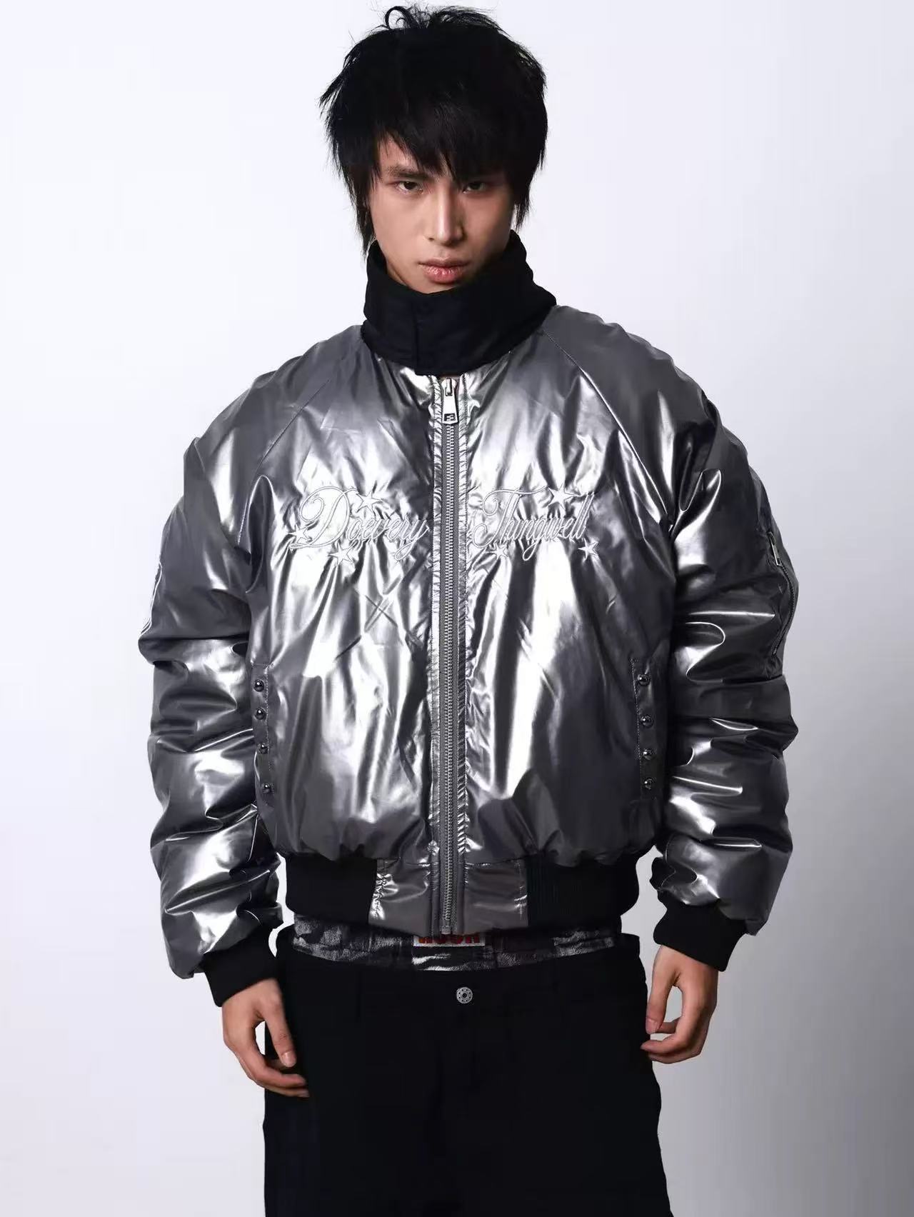 DETWONLINE™Silver-embossed bomb