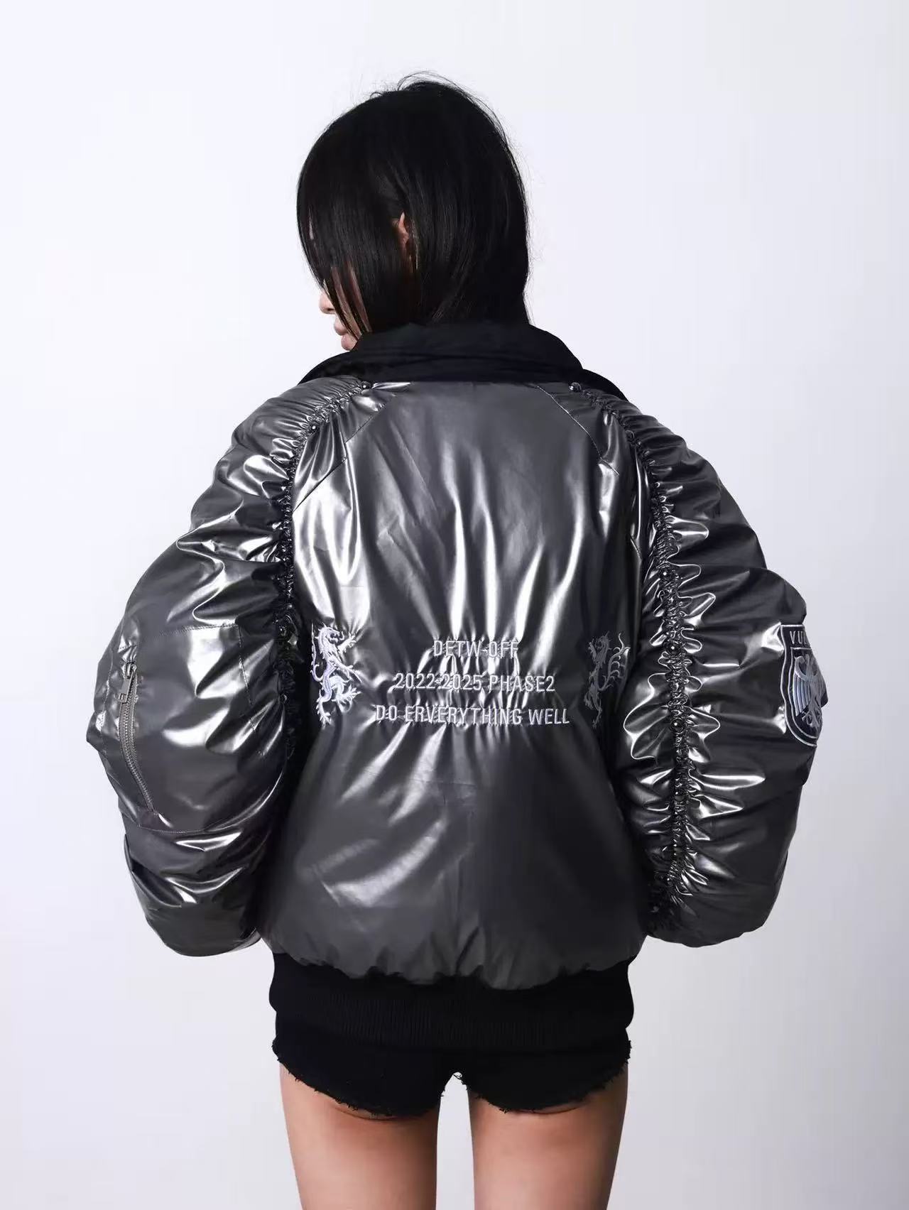 DETWONLINE™Silver-embossed bomb