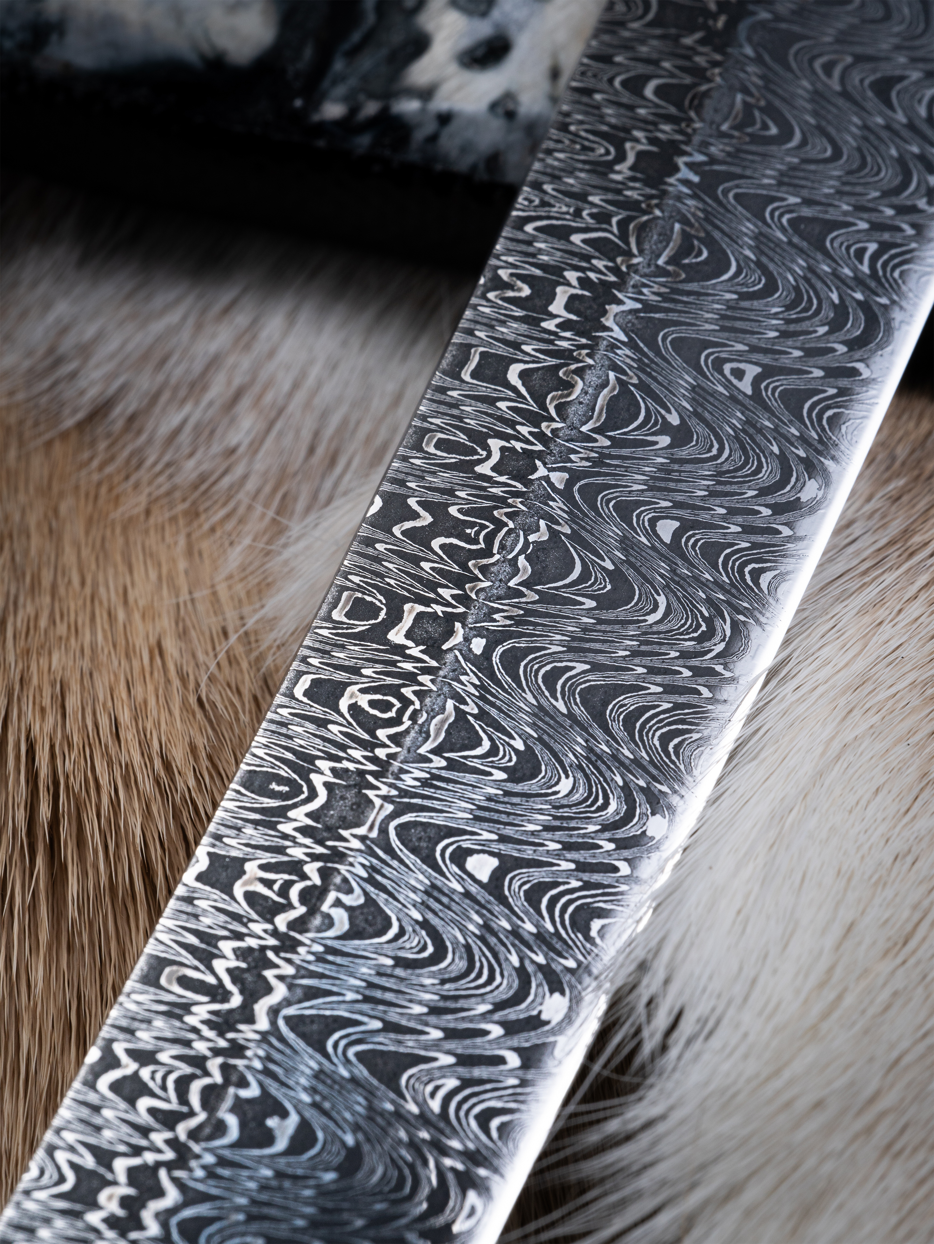 Ryu no Kiba” – Damascus Wakizashi | Crocodile Bone Mounts | Mutated Ladder Pattern | Hand-Forged by Bang In Forge