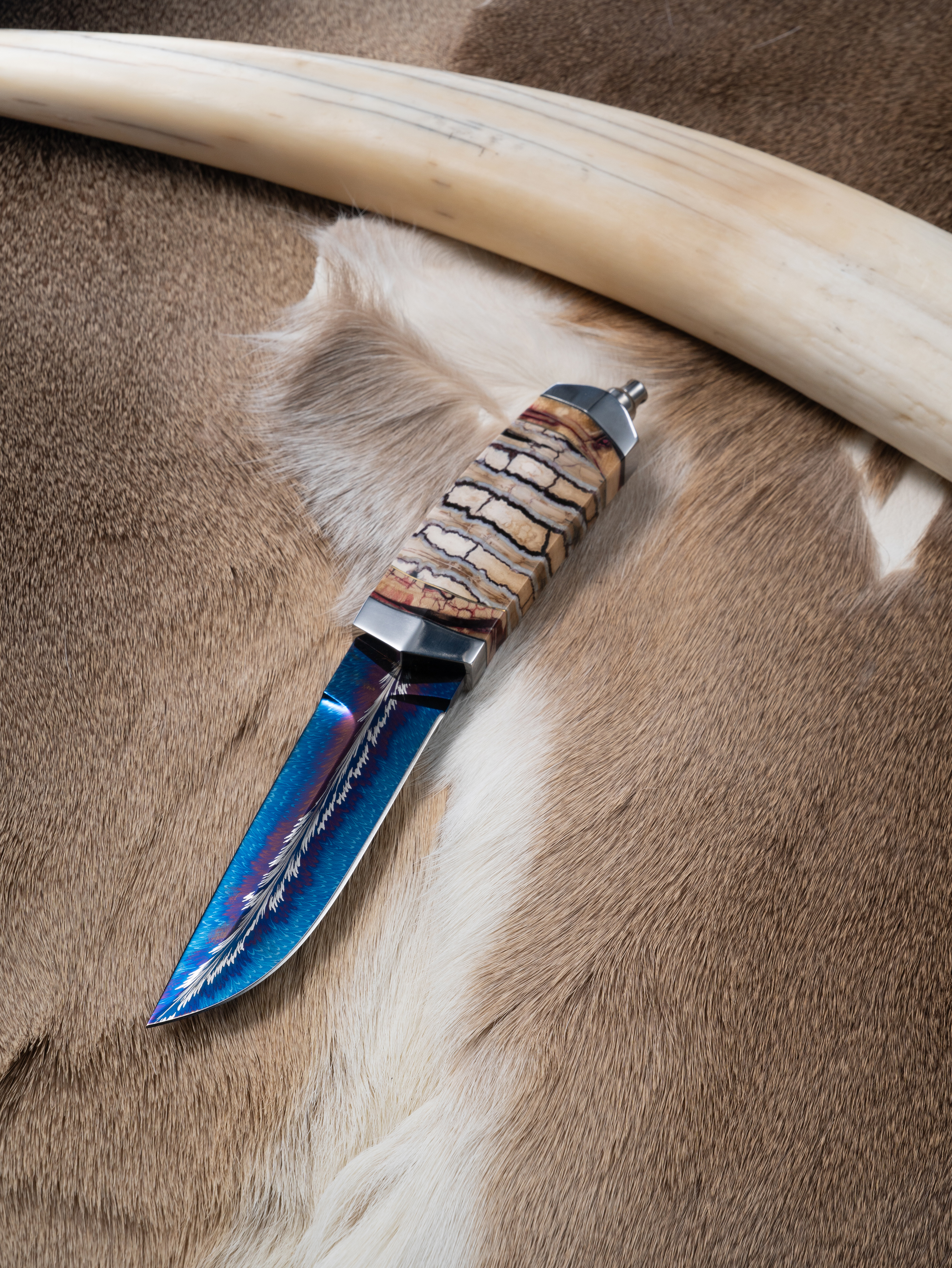 “Angel’s Wing” – Damascus Feather-Pattern Hunting Knife | Mammoth Ivory Handle | Hand-Forged by Bang In Forge
