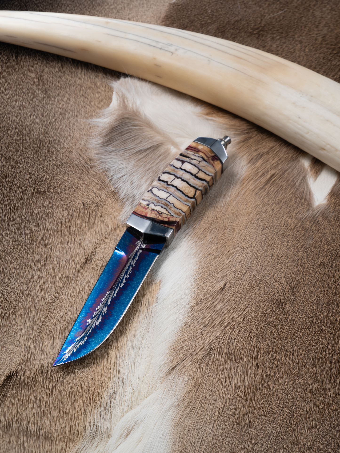 “Angel’s Wing” – Damascus Feather-Pattern Hunting Knife | Mammoth Ivory Handle | Hand-Forged by Bang In Forge