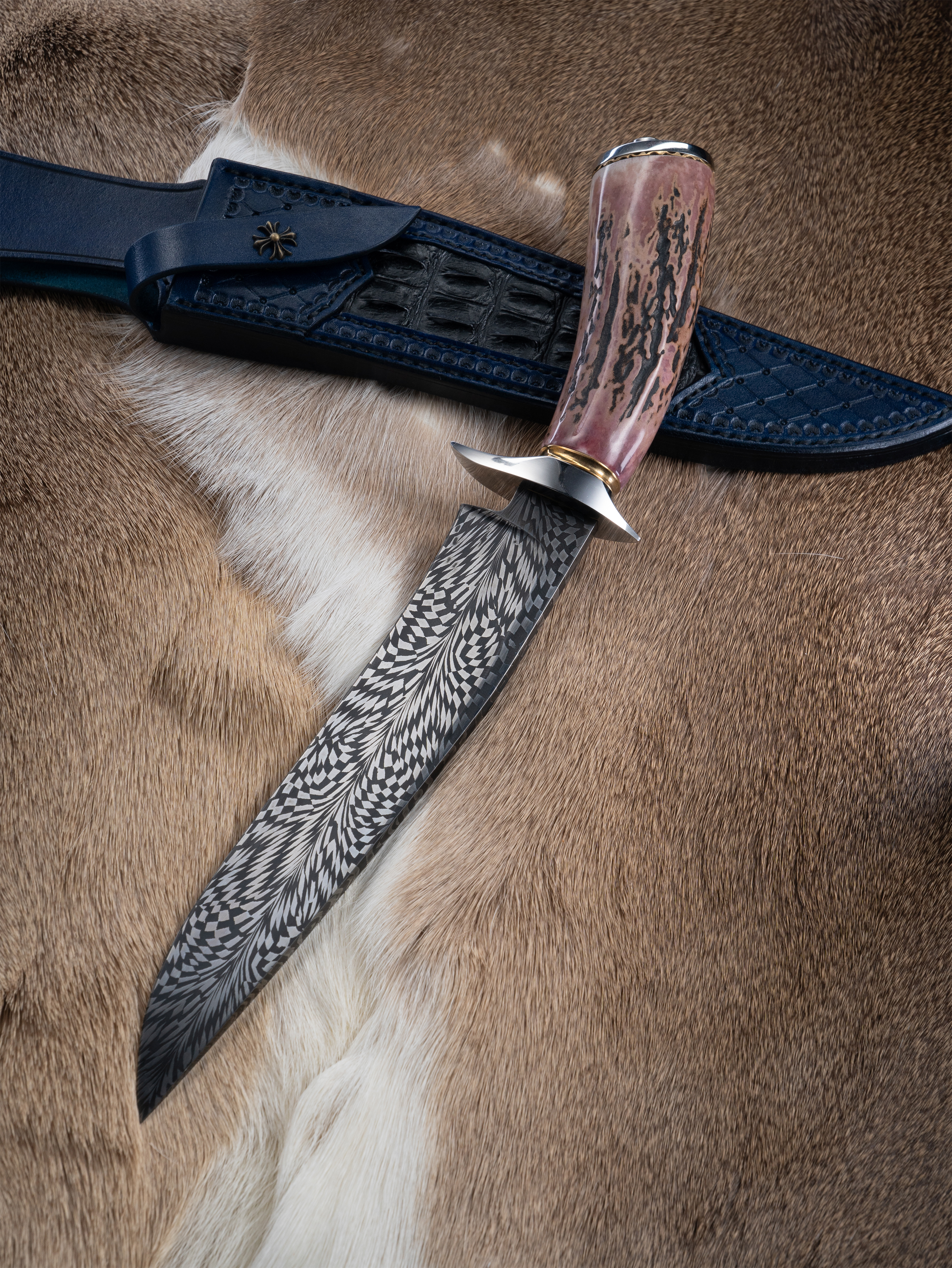 “Eos – The Blade of Day and Night (Dual Pattern Edition)” | Feather Damascus Knife | Blood-Stained Deer Antler Handle | Hand-Forged by Bang In Forge
