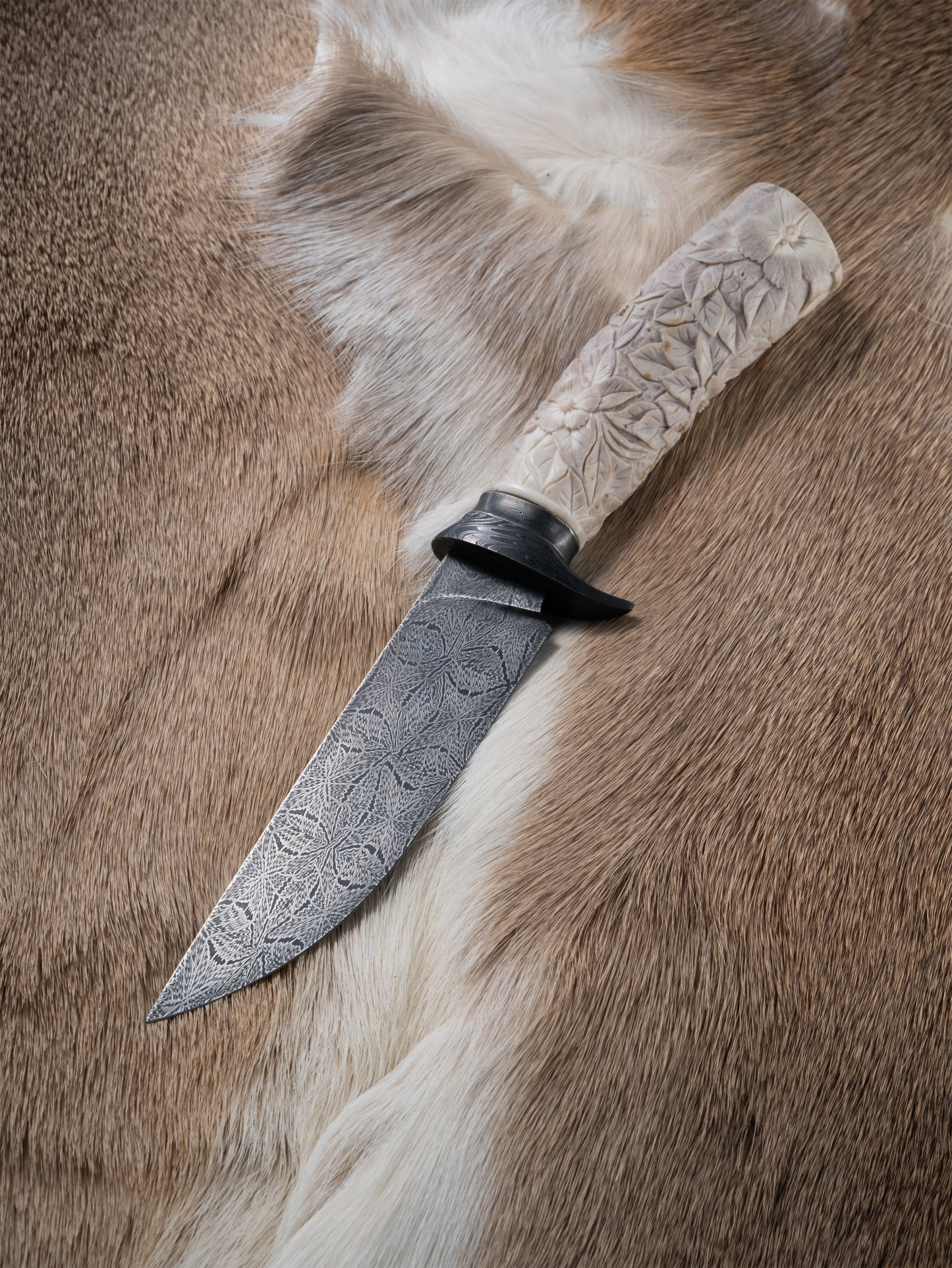 “Verdant – The Leaf of Steel (Carved Nature Edition)” | Leaf-Pattern Damascus Knife | Hand-Carved Deer Antler Handle | Hand-Forged by Bang In Forge