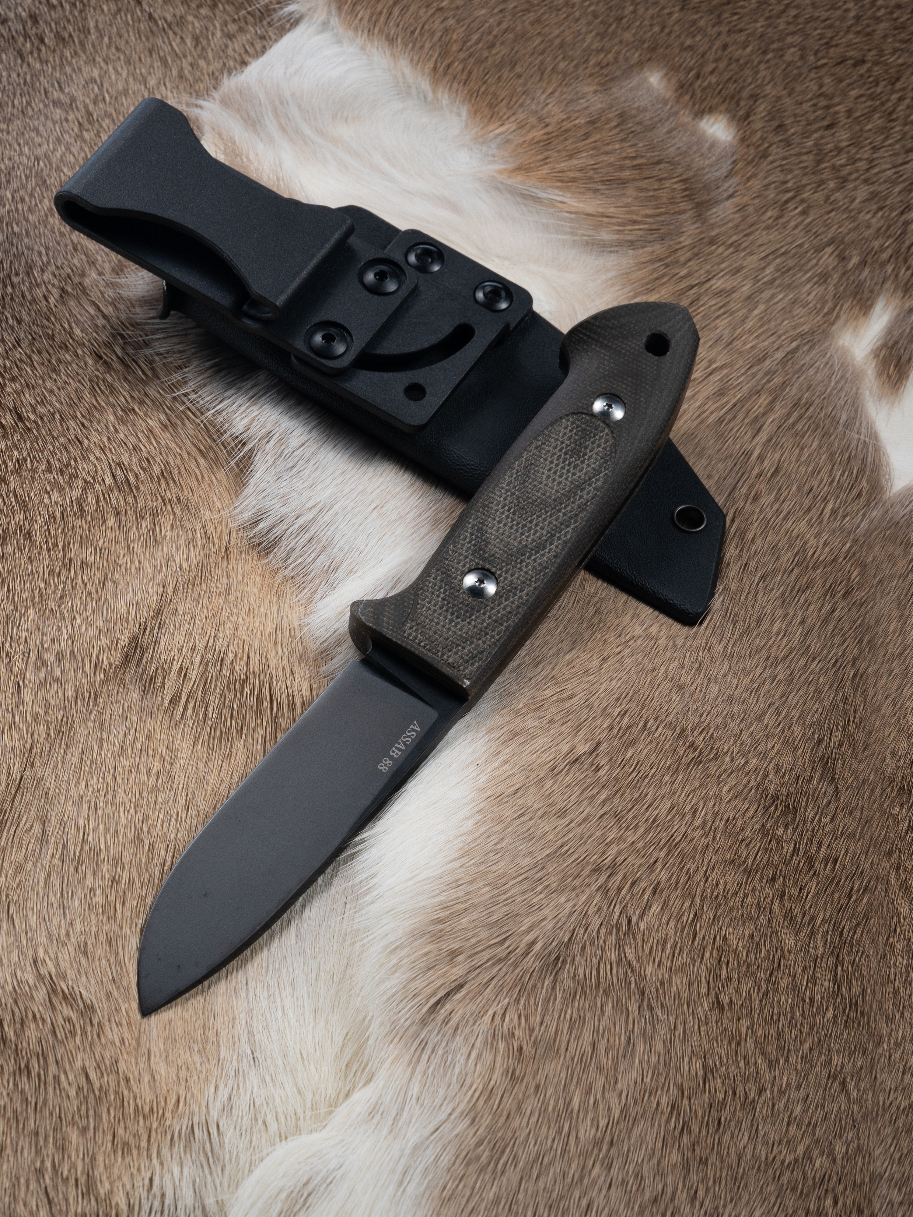 “Fenrir – The Wolf’s Fang” | ASSAB 88 Outdoor Knife | Micarta Handle | Tactical K-Sheath | Handcrafted by Bang In Forge