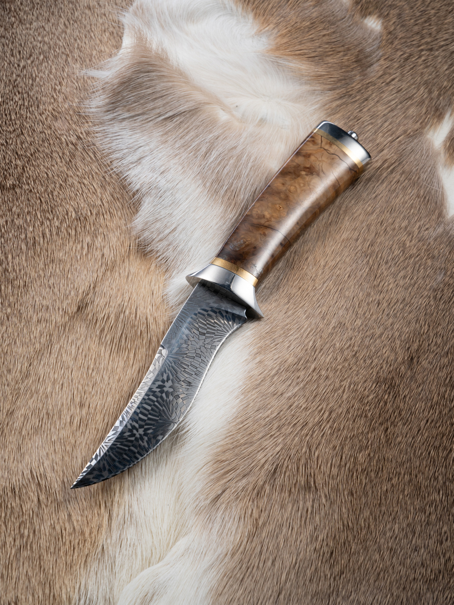 “Sigrún – Victory Rune Knife” | Hand-Forged Damascus (15N20 + O1) | Mammoth Molar Handle | Premium Leather × Crocodile Sheath | Handcrafted by Bang In Forge