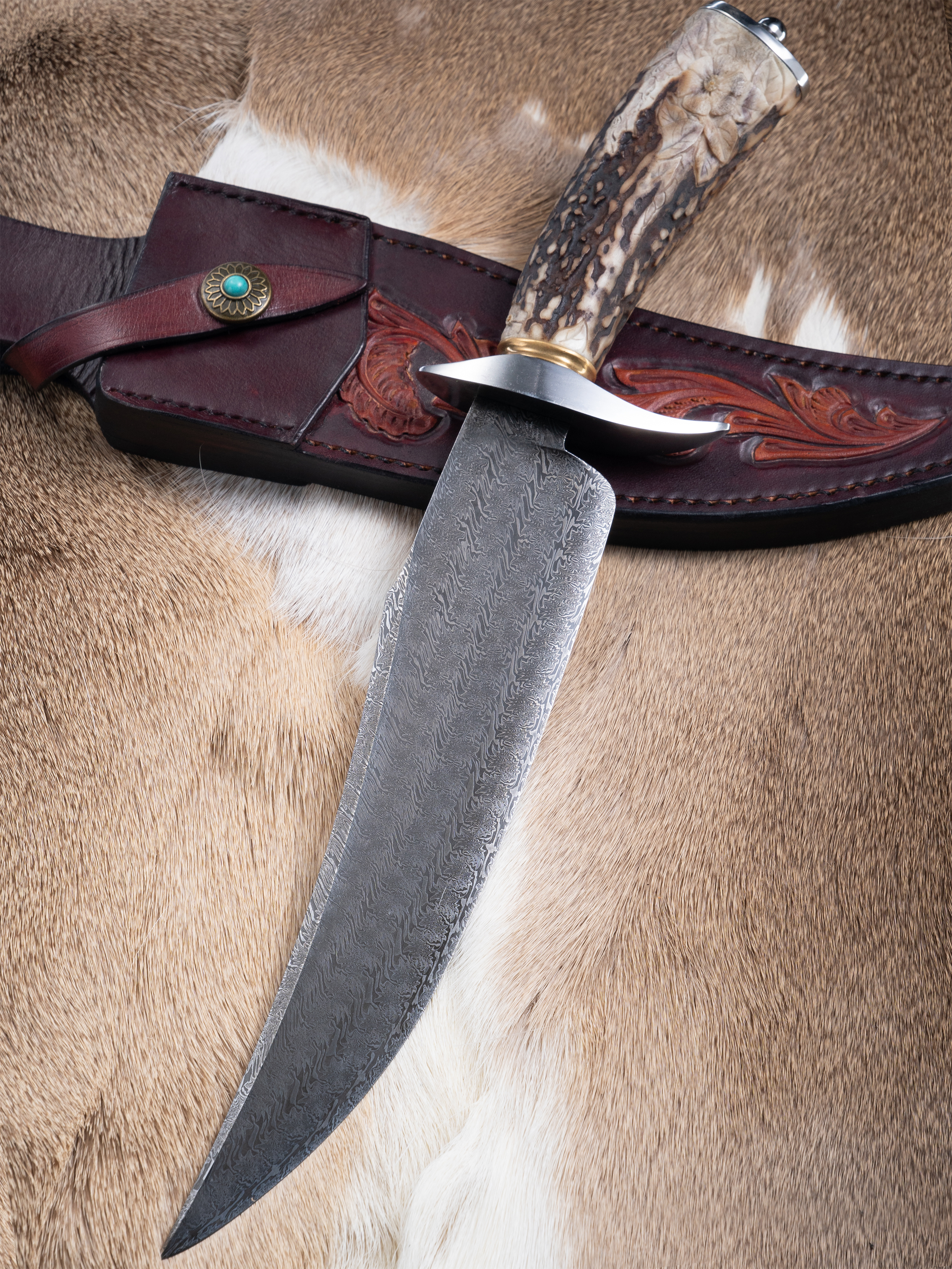 “Aquila – The Eagle Fang Bowie” | Hand-Forged Damascus (1084 + 15N20) | Carved Stag Antler Handle | Premium Leather × Crocodile Sheath | Handcrafted by Bang In Forge