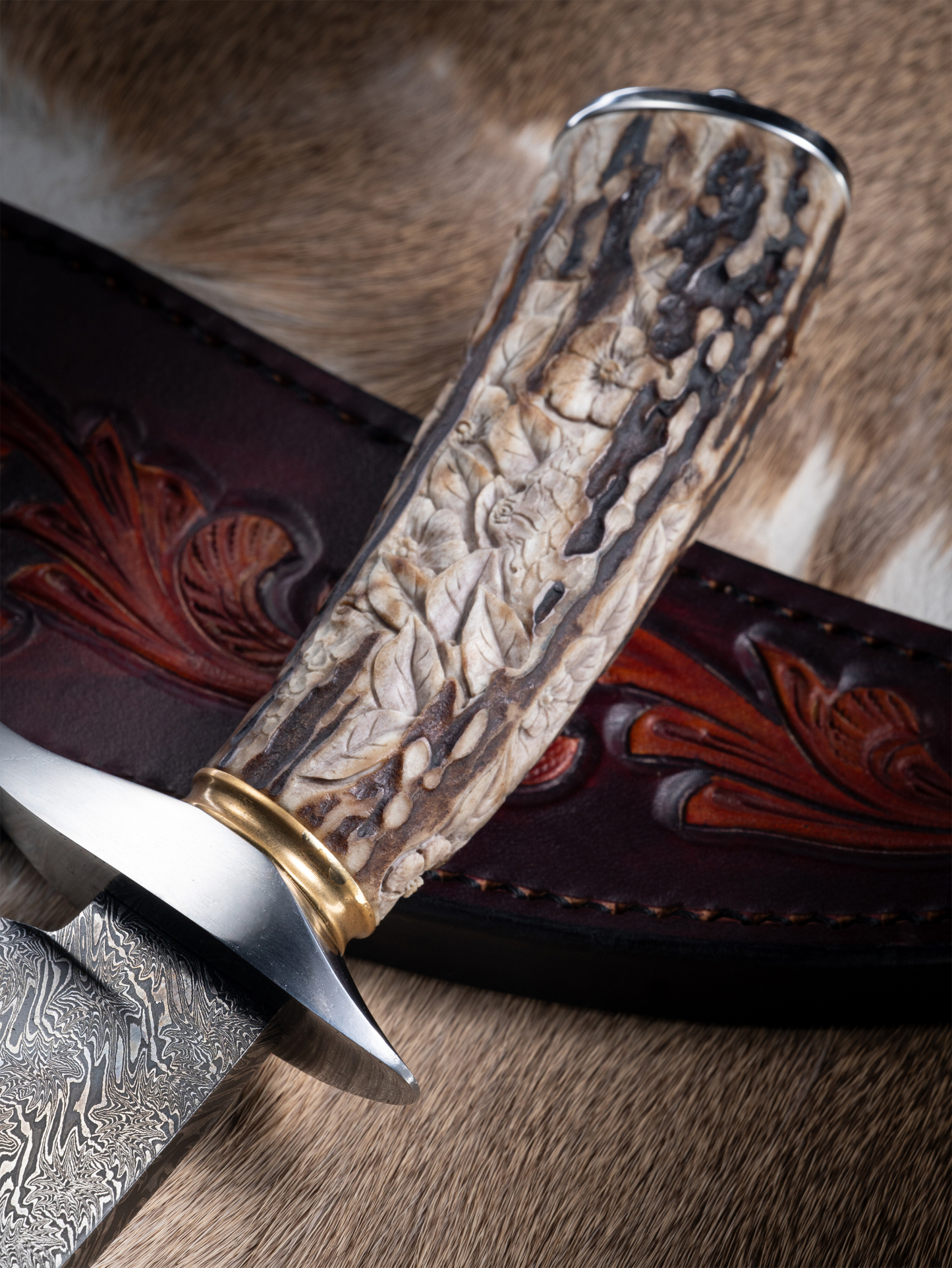 “Aquila – The Eagle Fang Bowie” | Hand-Forged Damascus (1084 + 15N20) | Carved Stag Antler Handle | Premium Leather × Crocodile Sheath | Handcrafted by Bang In Forge