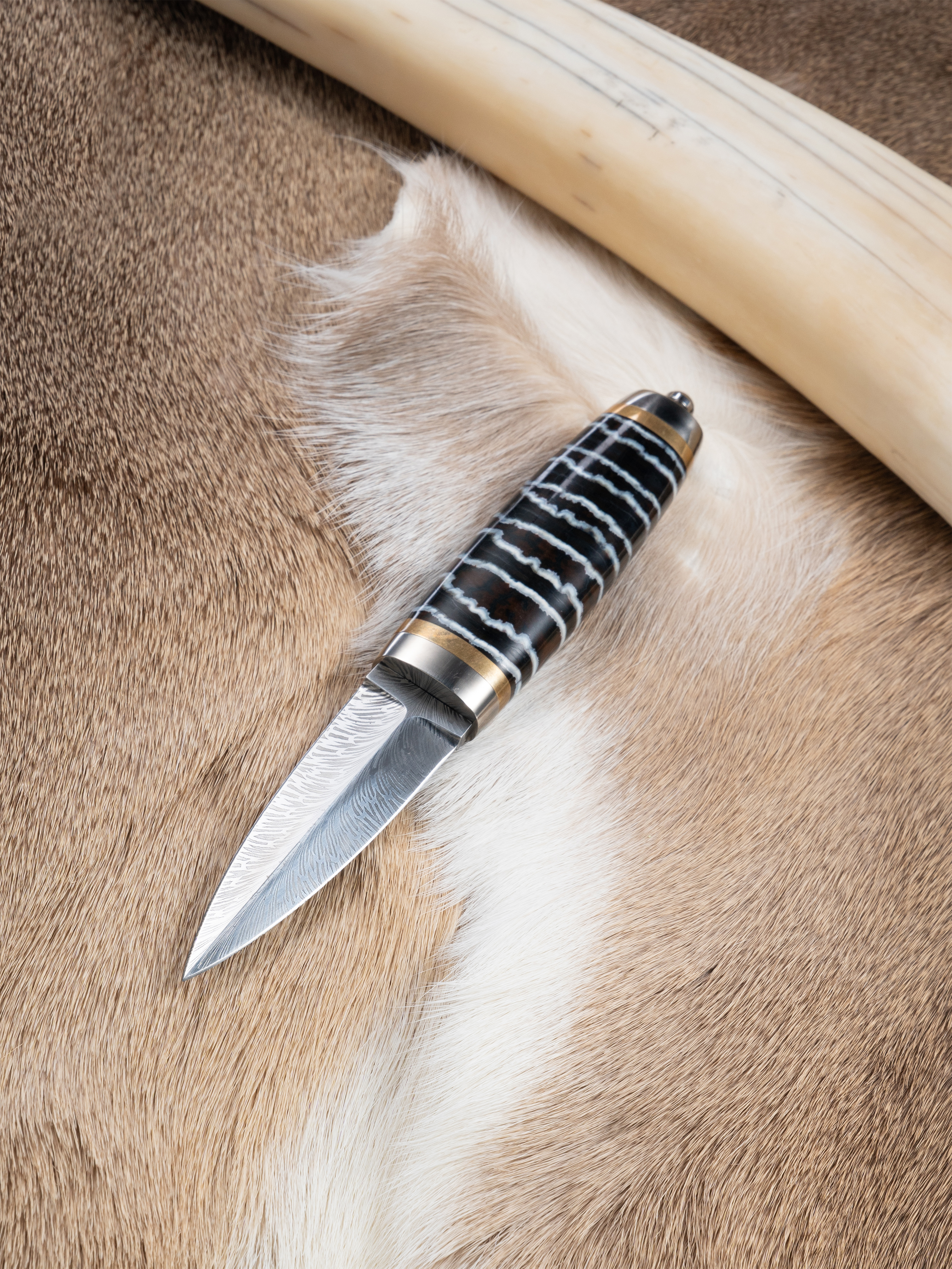 “Hidden Feather – The Silent Blade” | Feather-Pattern Damascus Sleeve Dagger | Stabilized Mammoth Ivory Handle | Handcrafted by Bang In Forge
