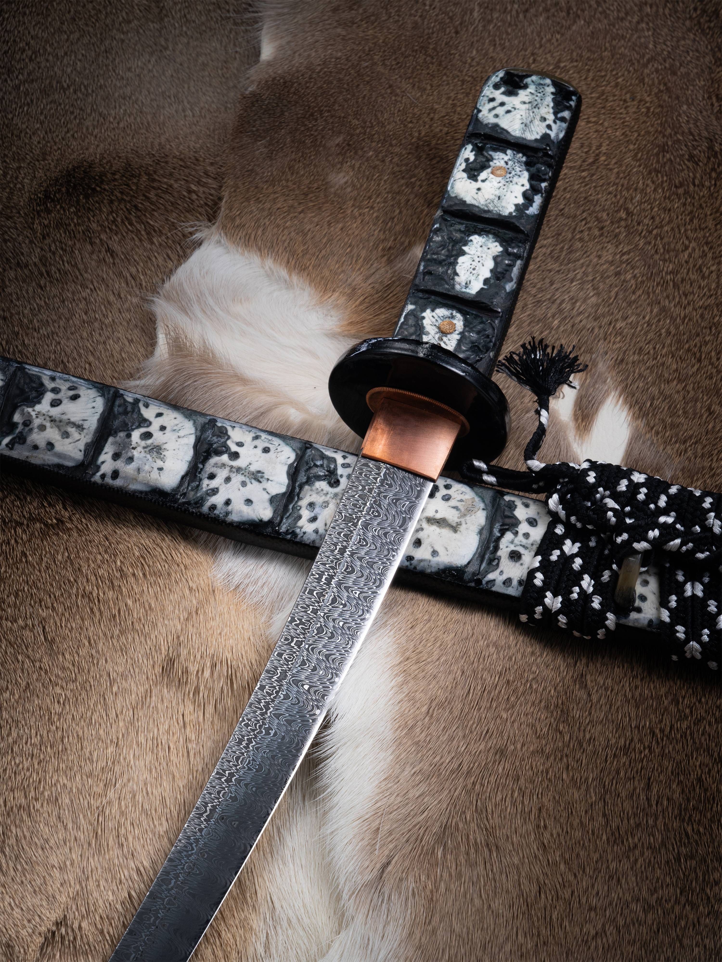 Ryu no Kiba” – Damascus Wakizashi | Crocodile Bone Mounts | Mutated Ladder Pattern | Hand-Forged by Bang In Forge