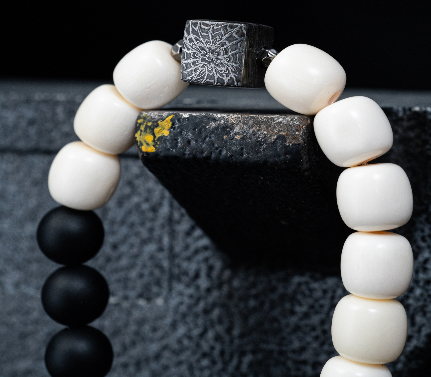 Bang in “Iron Veins” Bracelet – Damascus Steel × Onyx × Bone