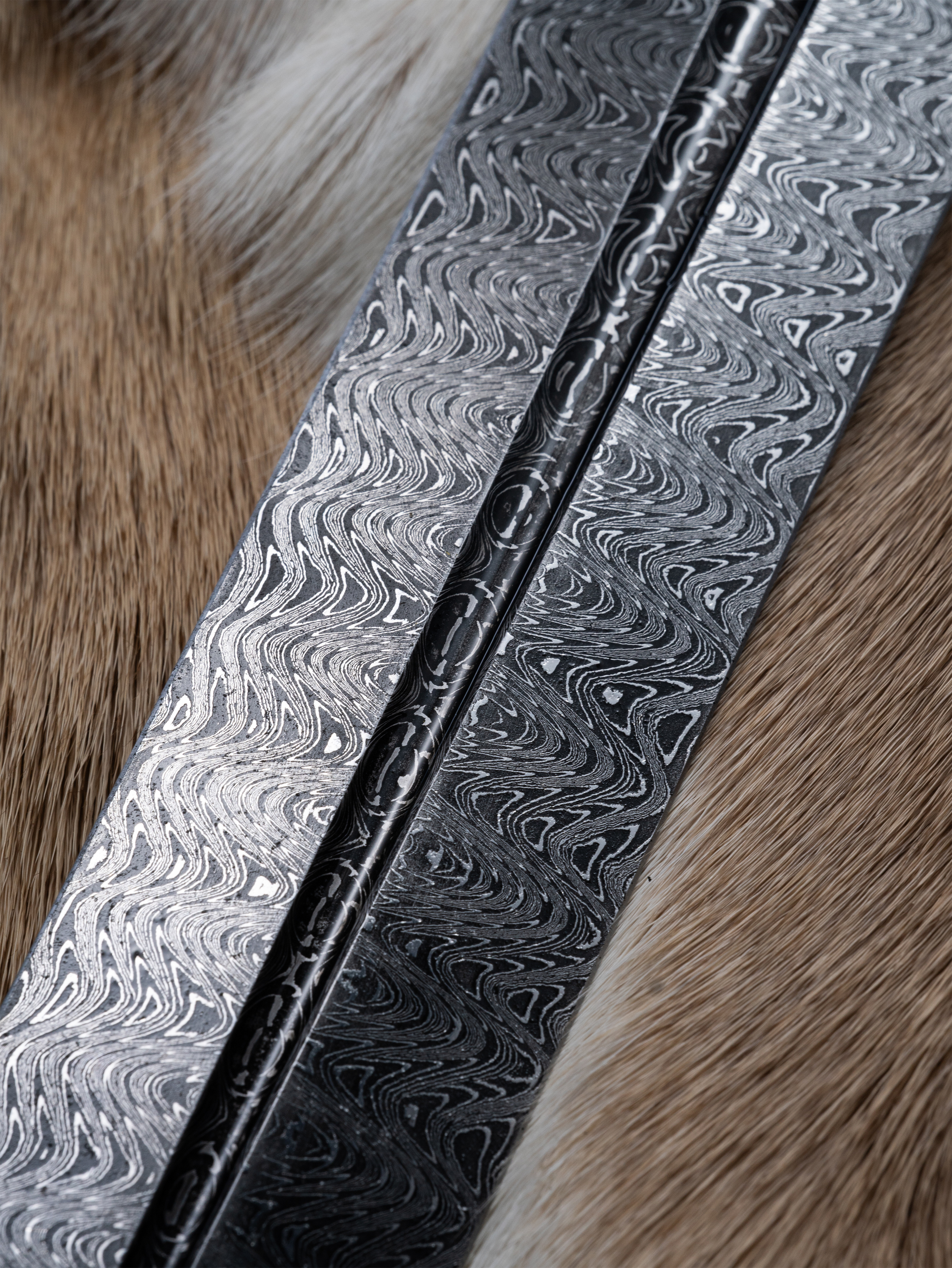 “Verdant Sovereign” – Damascus Viking Sword | Emerald Inlay & Mother-of-Pearl Handle | Bang in