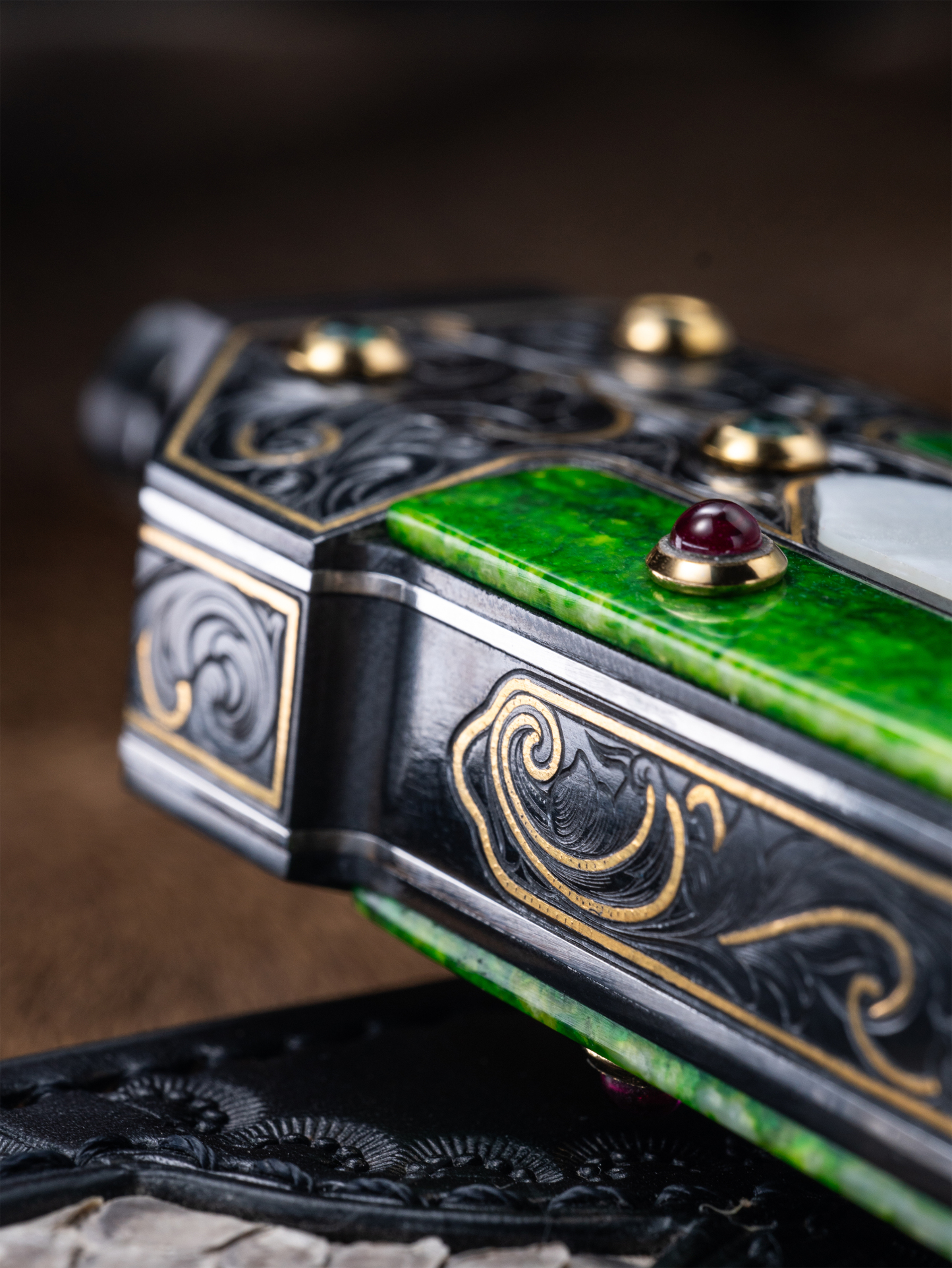 “Verdant Sovereign” – Damascus Viking Sword | Emerald Inlay & Mother-of-Pearl Handle | Bang in