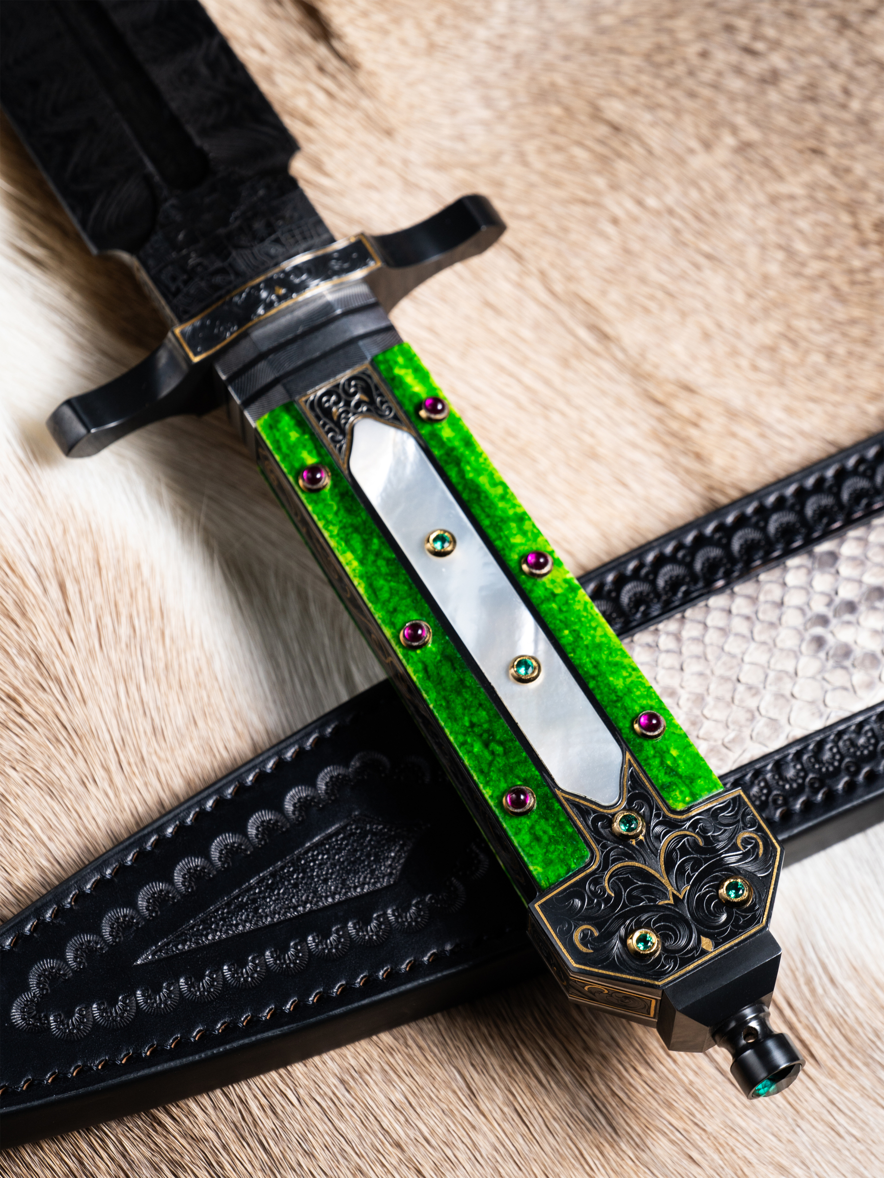 “Verdant Sovereign” – Damascus Viking Sword | Emerald Inlay & Mother-of-Pearl Handle | Bang in